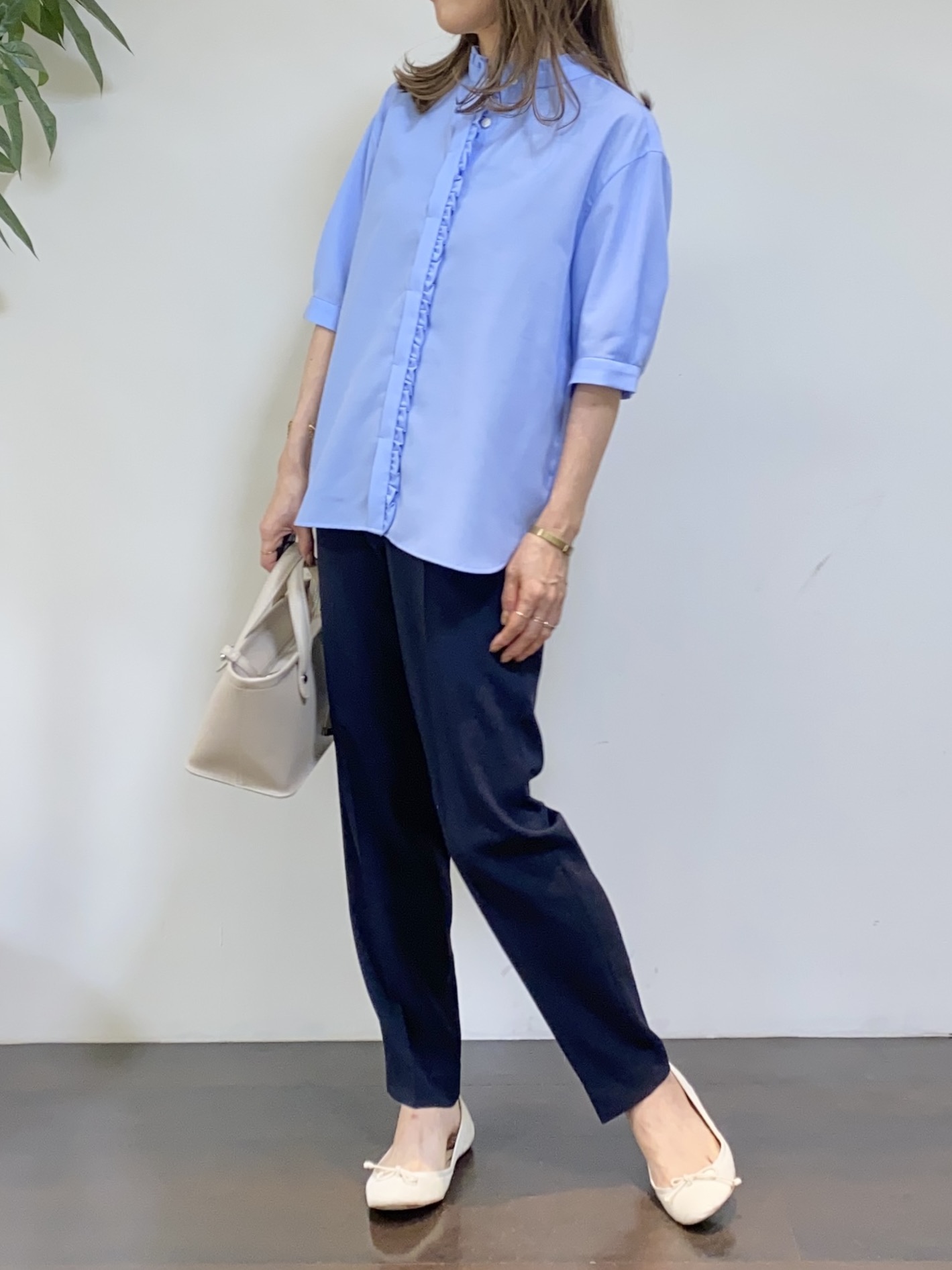 tomoさんの「UNTITLED｜【接触冷感/通気性/洗える】スタンドカラーフリルブラウス」を使ったコーディネート