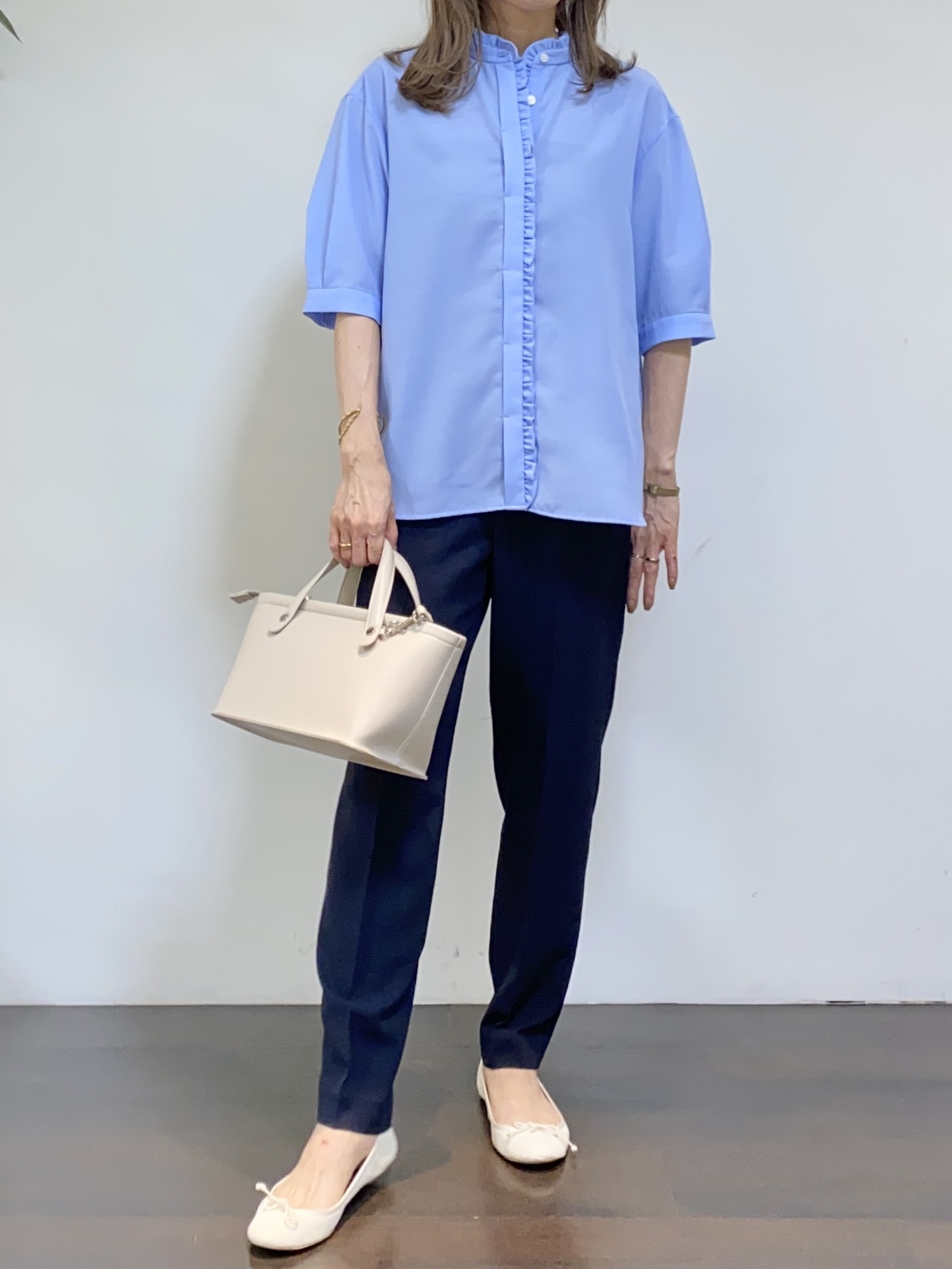 tomoさんの「UNTITLED｜【接触冷感/通気性/洗える】スタンドカラーフリルブラウス」を使ったコーディネート