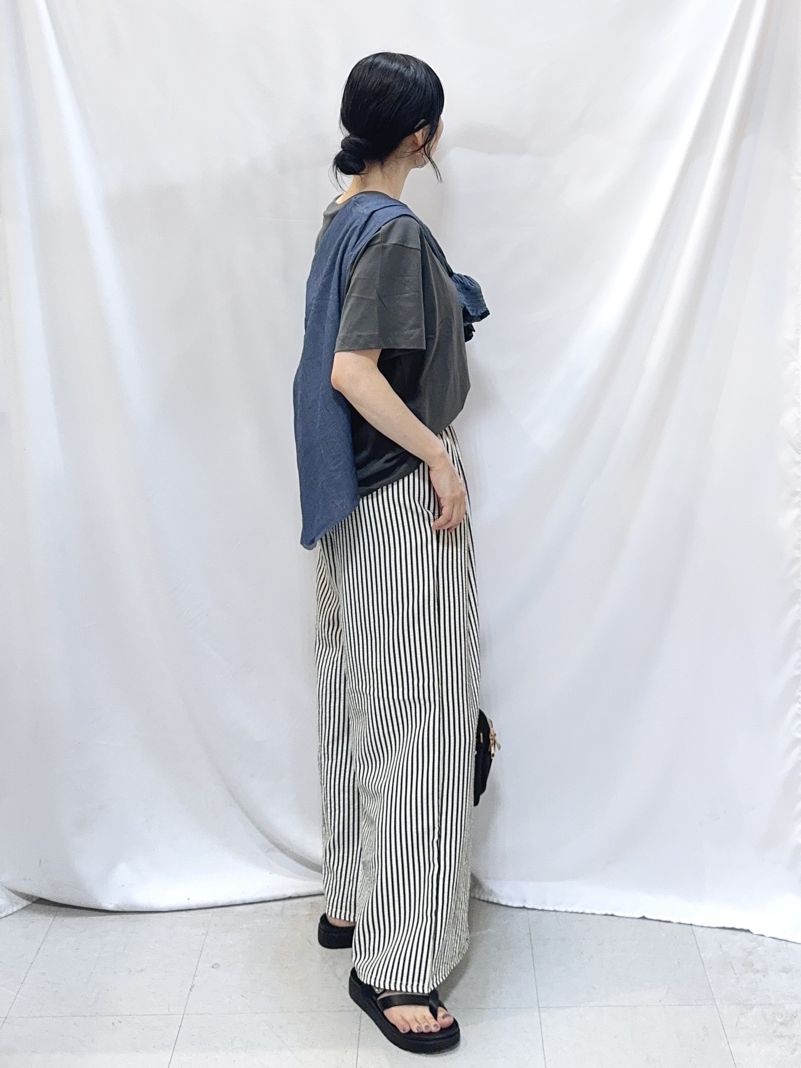 𝐇𝐢𝐫𝐨𝐦𝐢さんの「SHOO･LA･RUE｜【綿100%/UV/S-LL/体型カバー】優しく透ける 柔らかシアーデニムシャツ」を使ったコーディネート