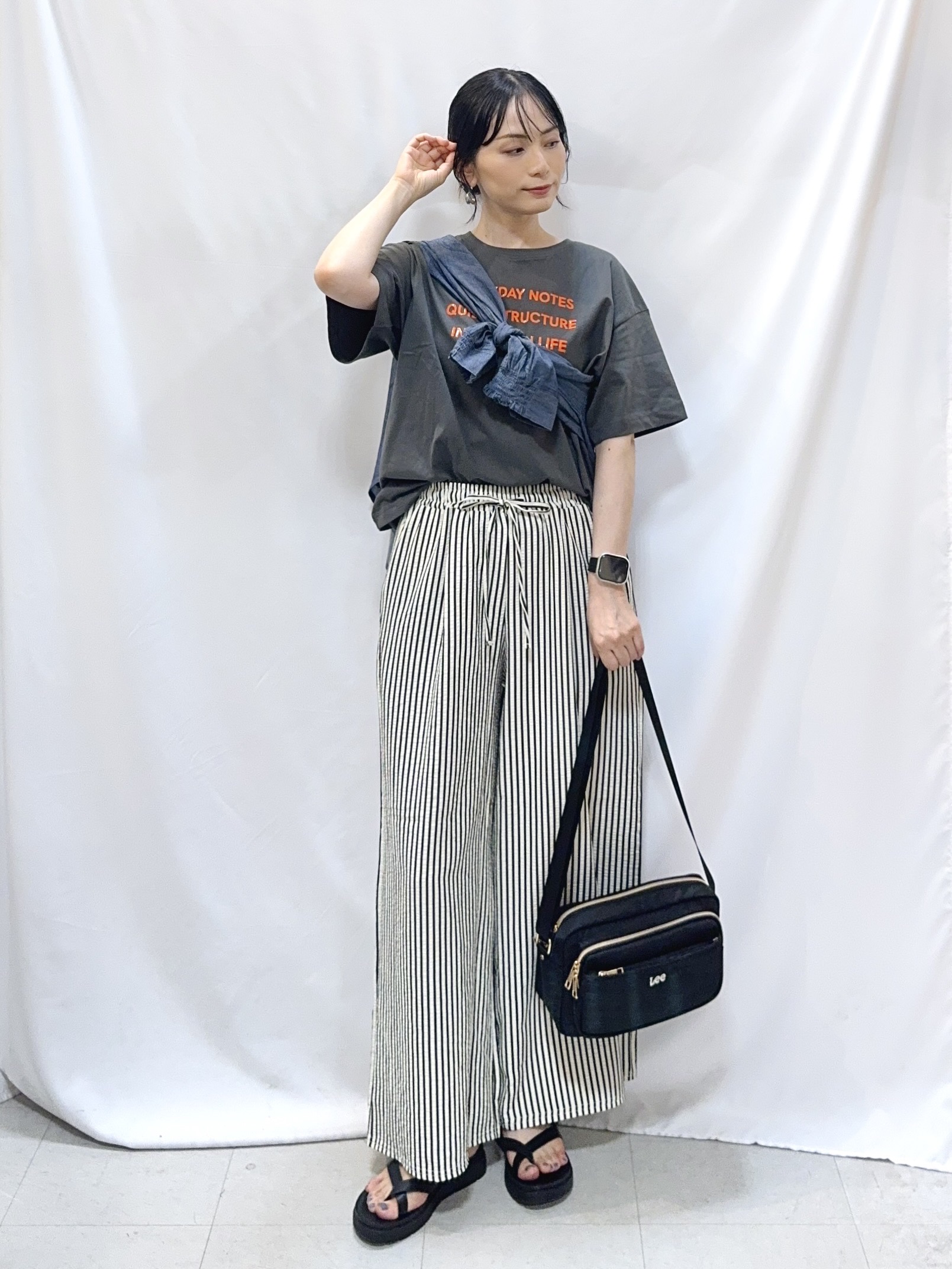 𝐇𝐢𝐫𝐨𝐦𝐢さんの「SHOO･LA･RUE｜【綿100%/UV/S-LL/体型カバー】優しく透ける 柔らかシアーデニムシャツ」を使ったコーディネート