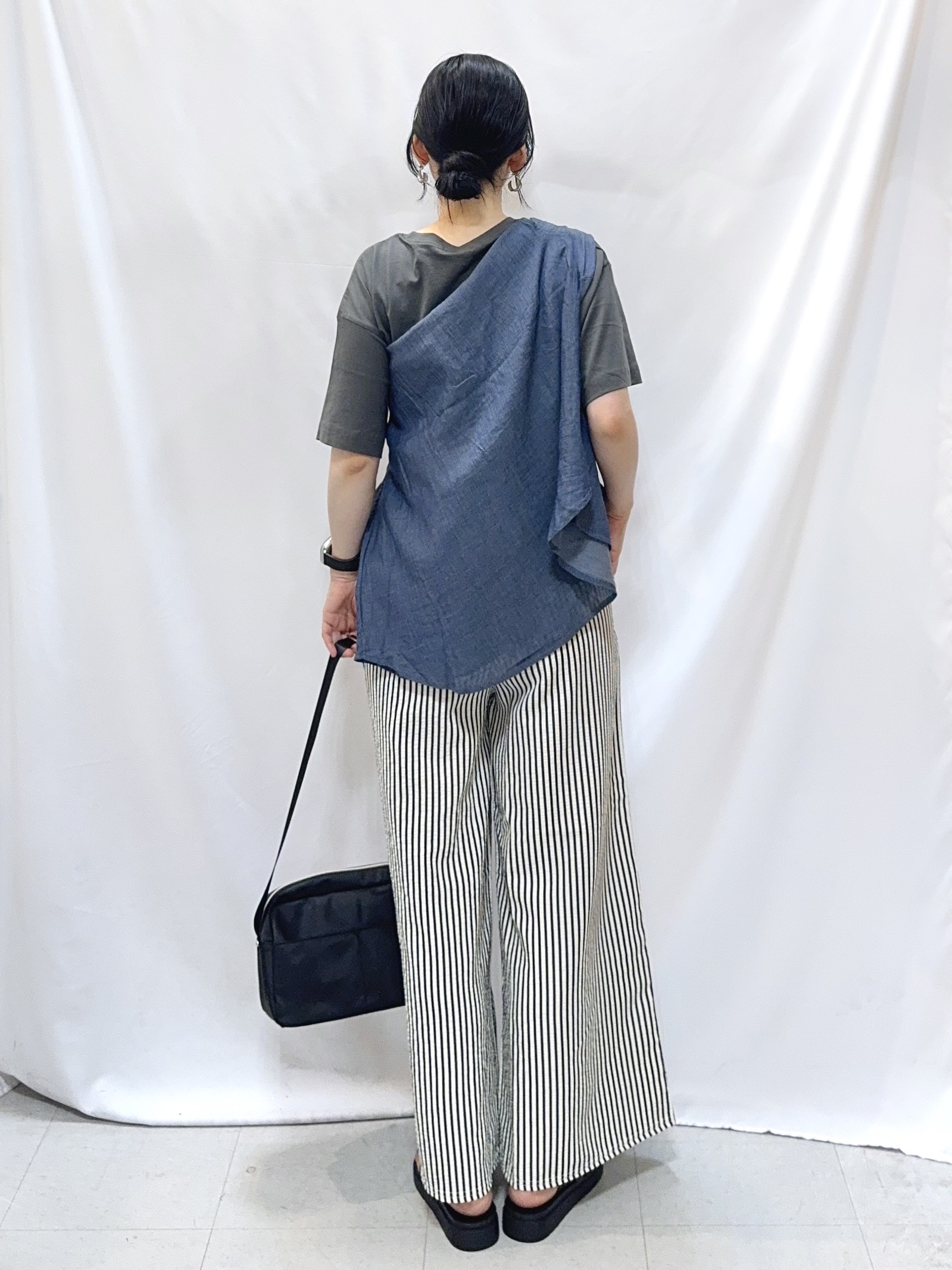 𝐇𝐢𝐫𝐨𝐦𝐢さんの「SHOO･LA･RUE｜【綿100%/UV/S-LL/体型カバー】優しく透ける 柔らかシアーデニムシャツ」を使ったコーディネート