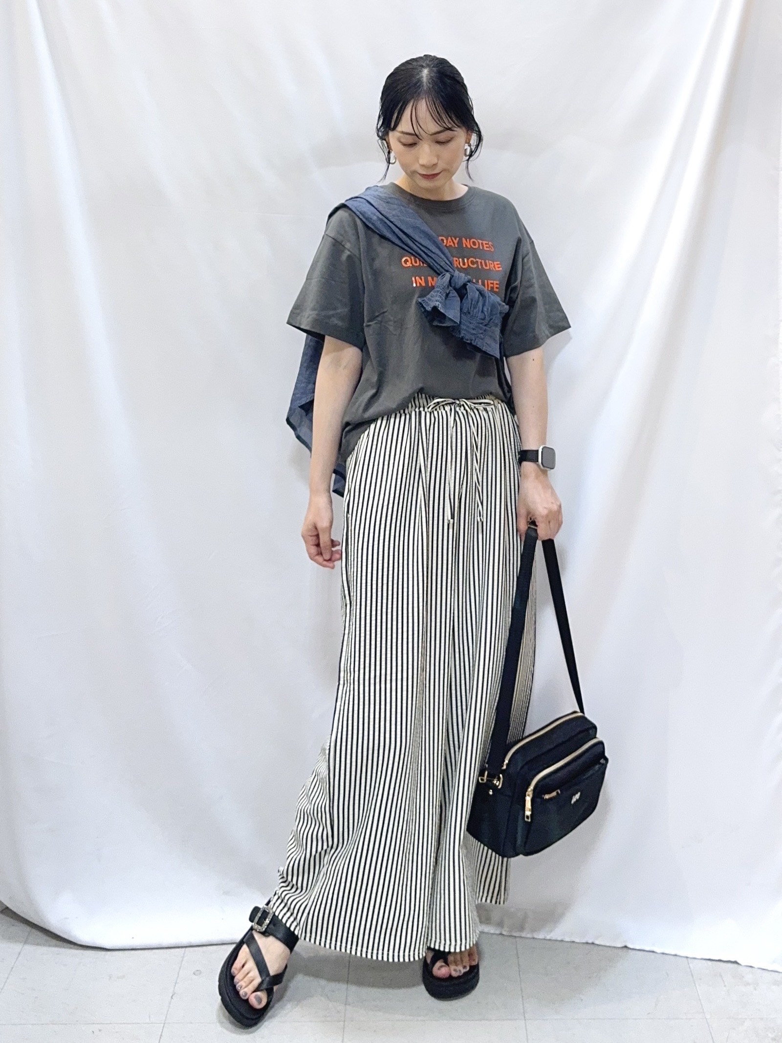 𝐇𝐢𝐫𝐨𝐦𝐢さんの「SHOO･LA･RUE｜【綿100%/UV/S-LL/体型カバー】優しく透ける 柔らかシアーデニムシャツ」を使ったコーディネート