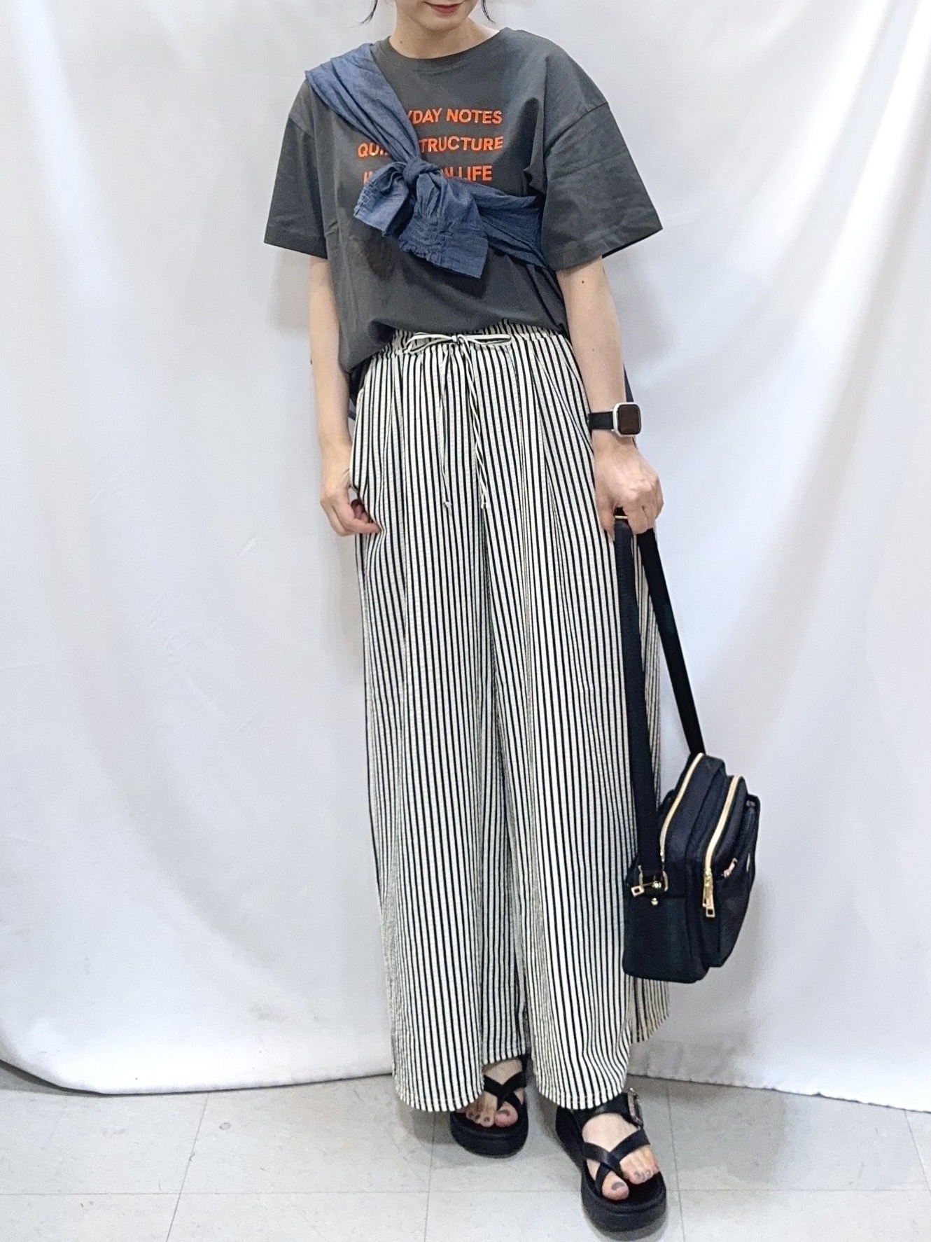 𝐇𝐢𝐫𝐨𝐦𝐢さんの「SHOO･LA･RUE｜【綿100%/UV/S-LL/体型カバー】優しく透ける 柔らかシアーデニムシャツ」を使ったコーディネート