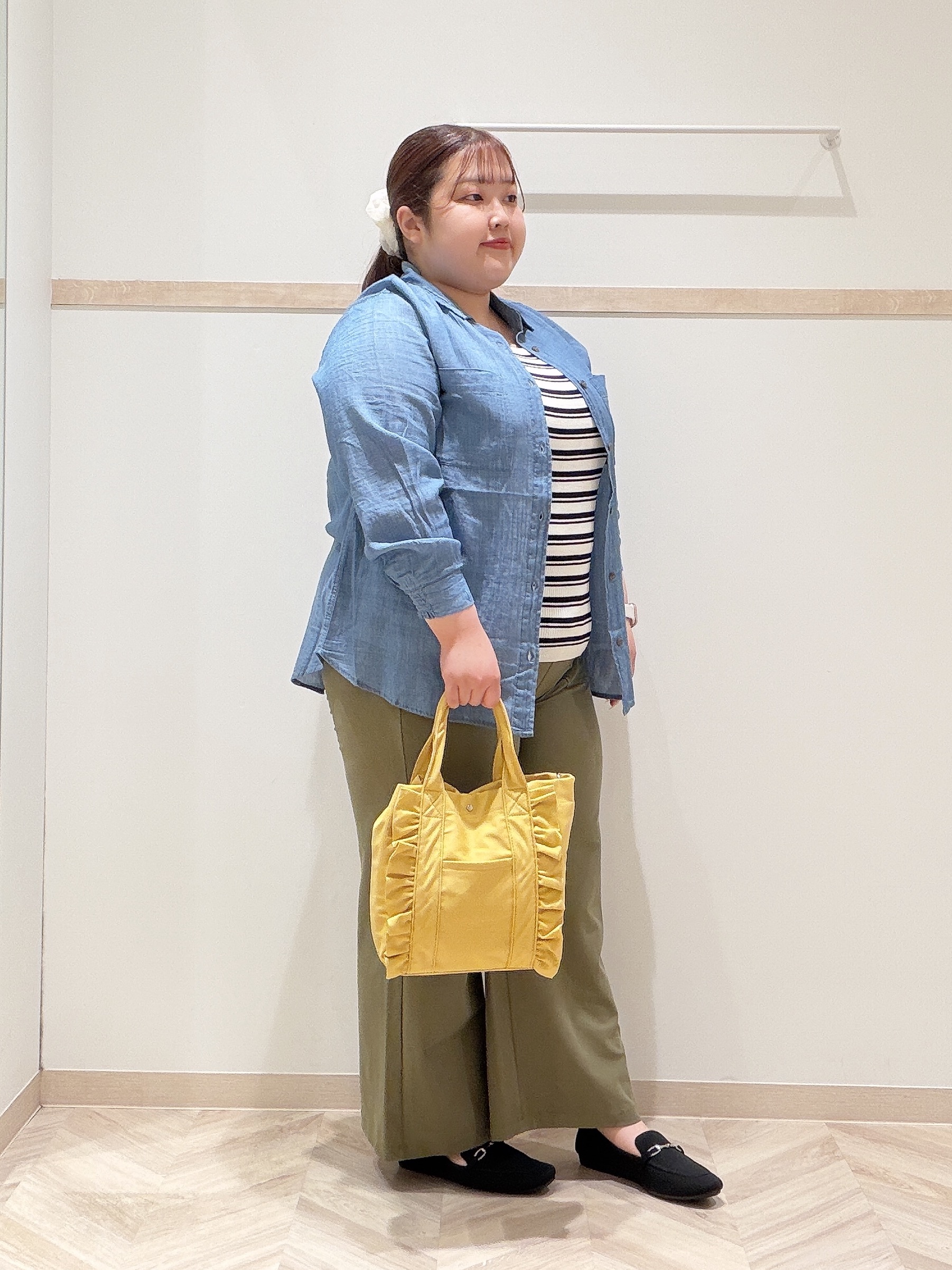 ゆめかさんの「SHOO･LA･RUE｜【綿100%/UV/S-LL/体型カバー】優しく透ける 柔らかシアーデニムシャツ」を使ったコーディネート