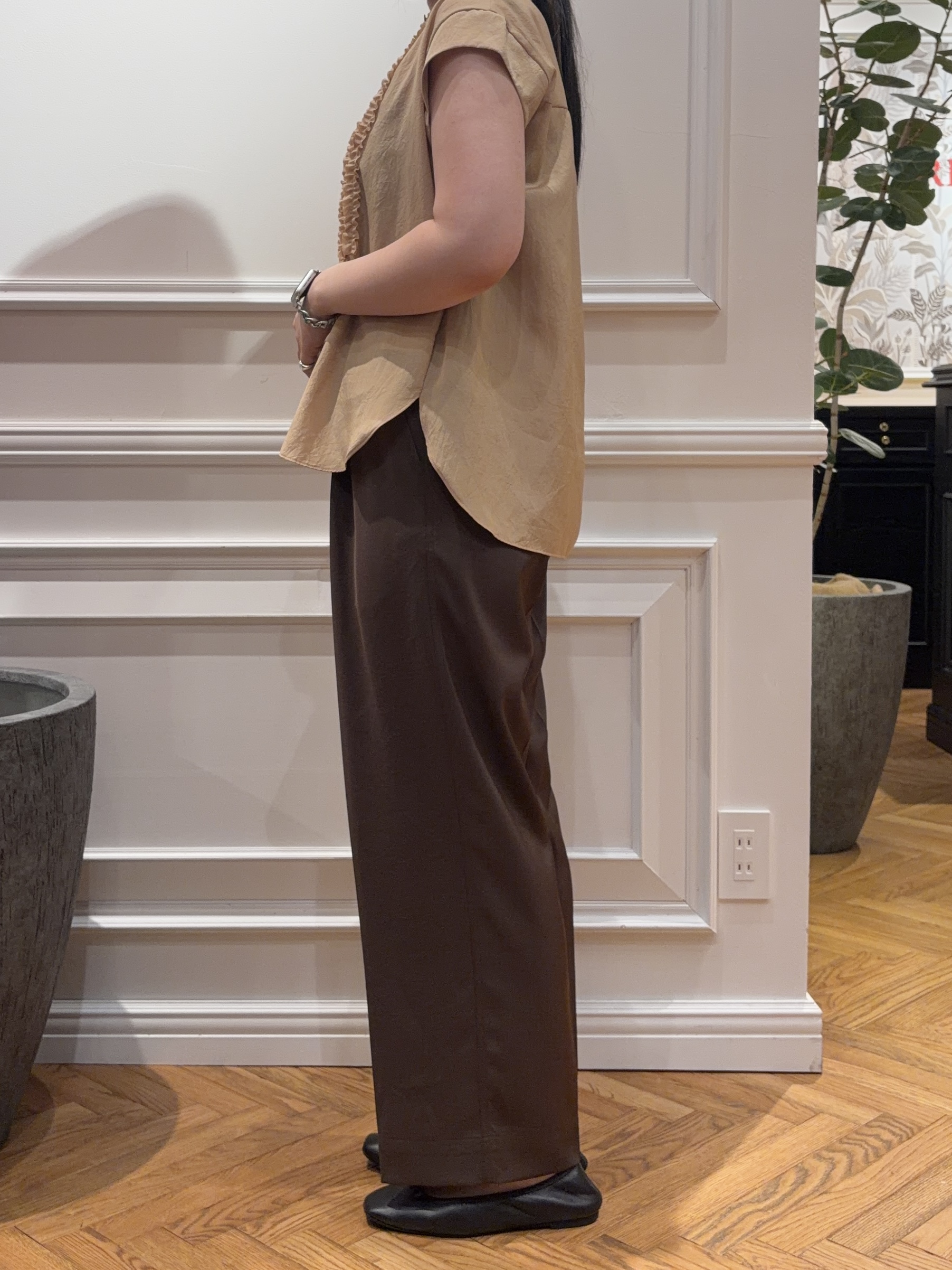 SAKAIさんの「DRESSTERIOR｜フレンチスリーブ　フリルブラウス」を使ったコーディネート