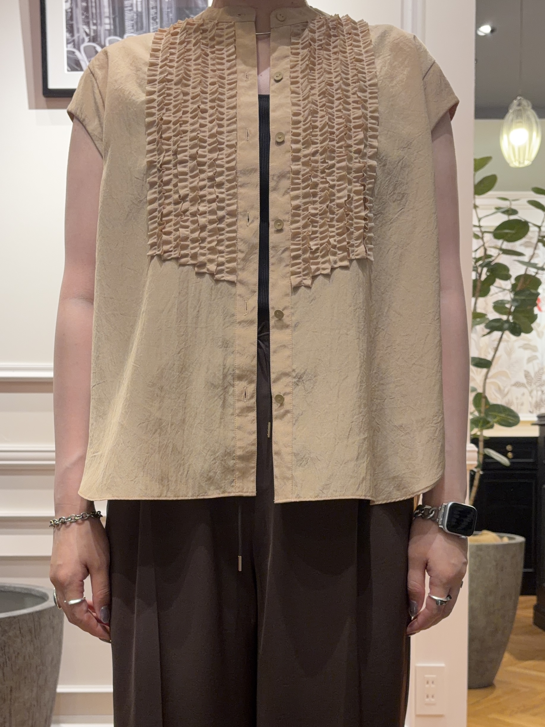 SAKAIさんの「DRESSTERIOR｜フレンチスリーブ　フリルブラウス」を使ったコーディネート