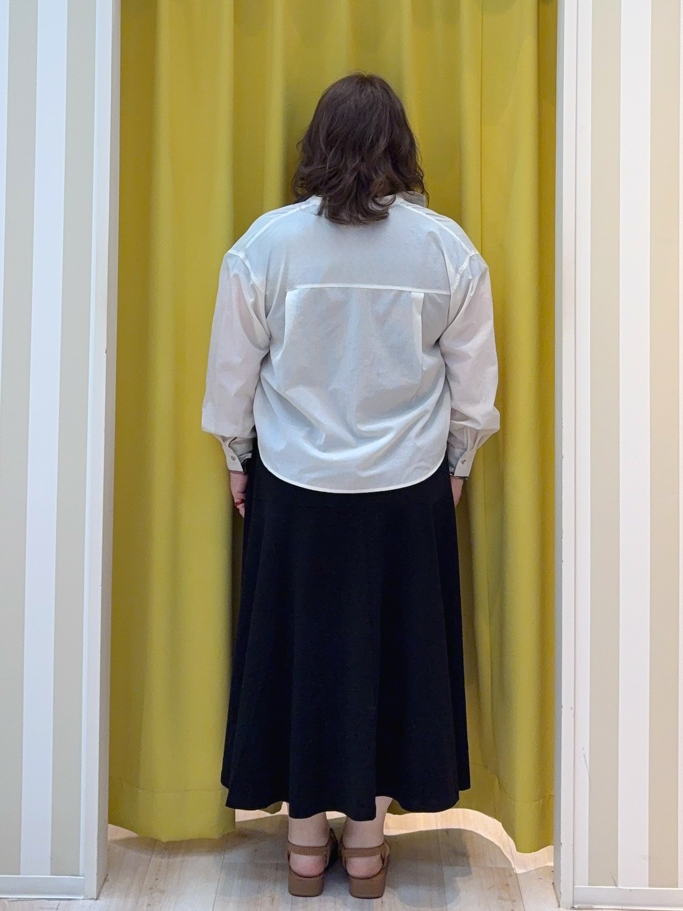 kotoさんさんの「SHOO･LA･RUE｜【通気性〇/S-LL/洗濯機可】さらりと心地よい。ノーカラーシャツ」を使ったコーディネート