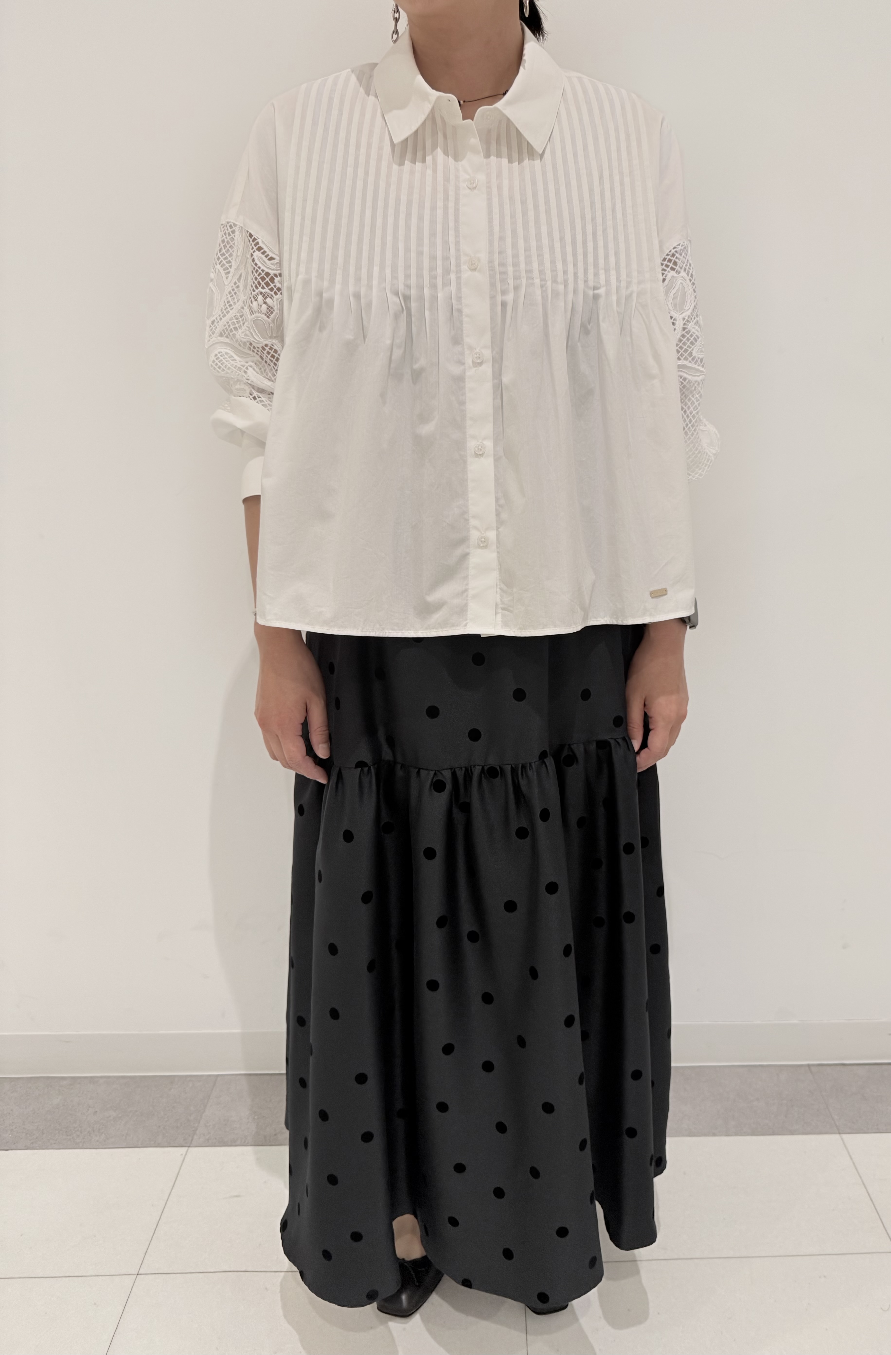 MIYAKAWAさんの「DRESSTERIOR｜【着映え】レーススリーブ ピンタック クロップドシャツ」を使ったコーディネート