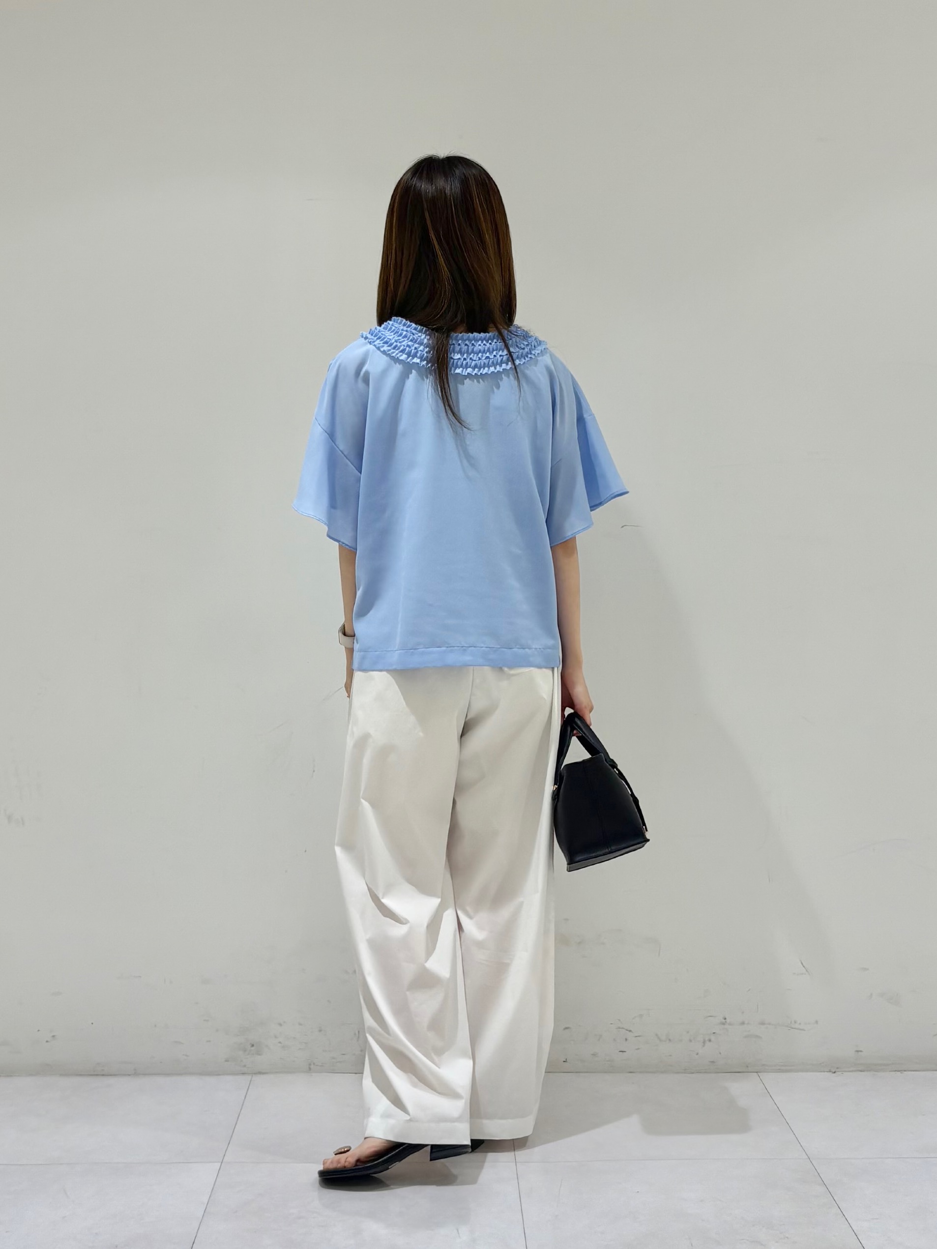 kyokaさんの「UNTITLED｜【接触冷感/通気性/洗える】Vネックフリルブラウス」を使ったコーディネート