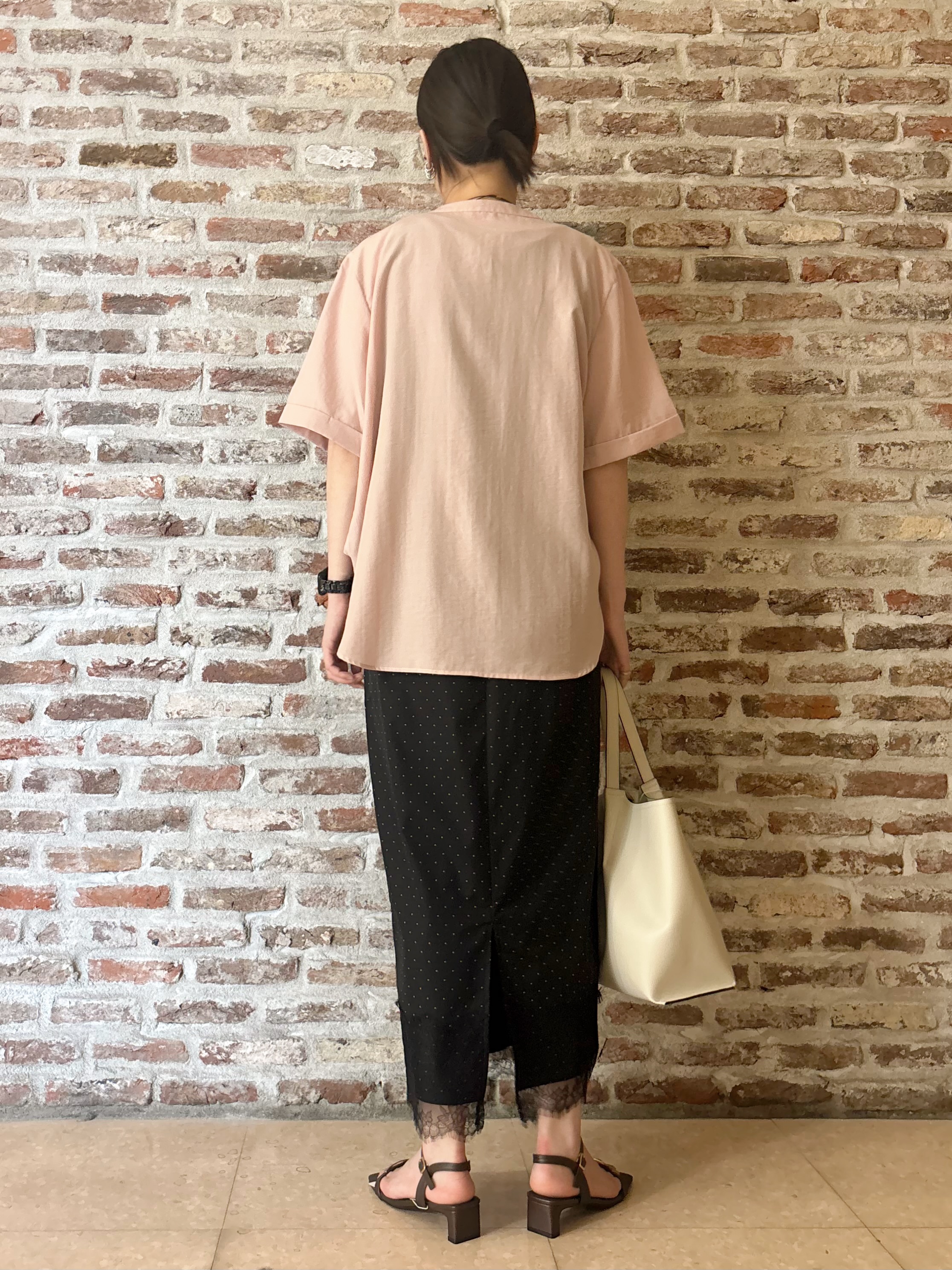 しばさんの「THE SHOP TK｜【M-XL/さりげなく二の腕カバー】5分袖Wポケットシャツ」を使ったコーディネート