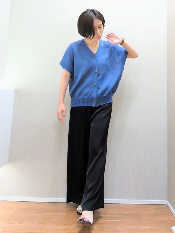 ミズタさんの「UNTITLED｜【洗える/清涼感】ドライタッチスリーブレスカーディガン」を使ったコーディネート