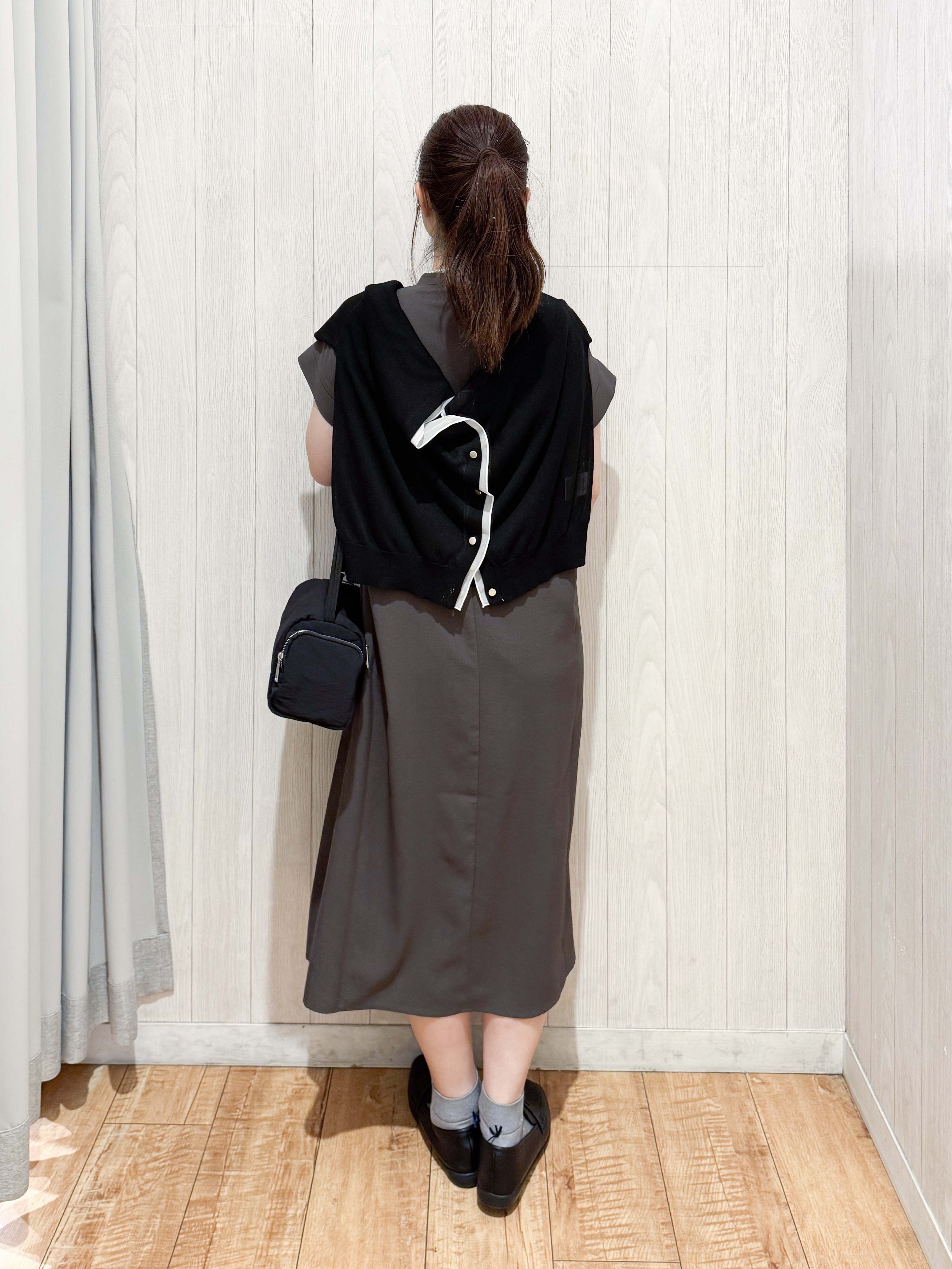 愛さんの「SHOO･LA･RUE｜【洗濯機可/S-LL】配色シフォン襟でサマ見え 上品シアーカーディガン」を使ったコーディネート