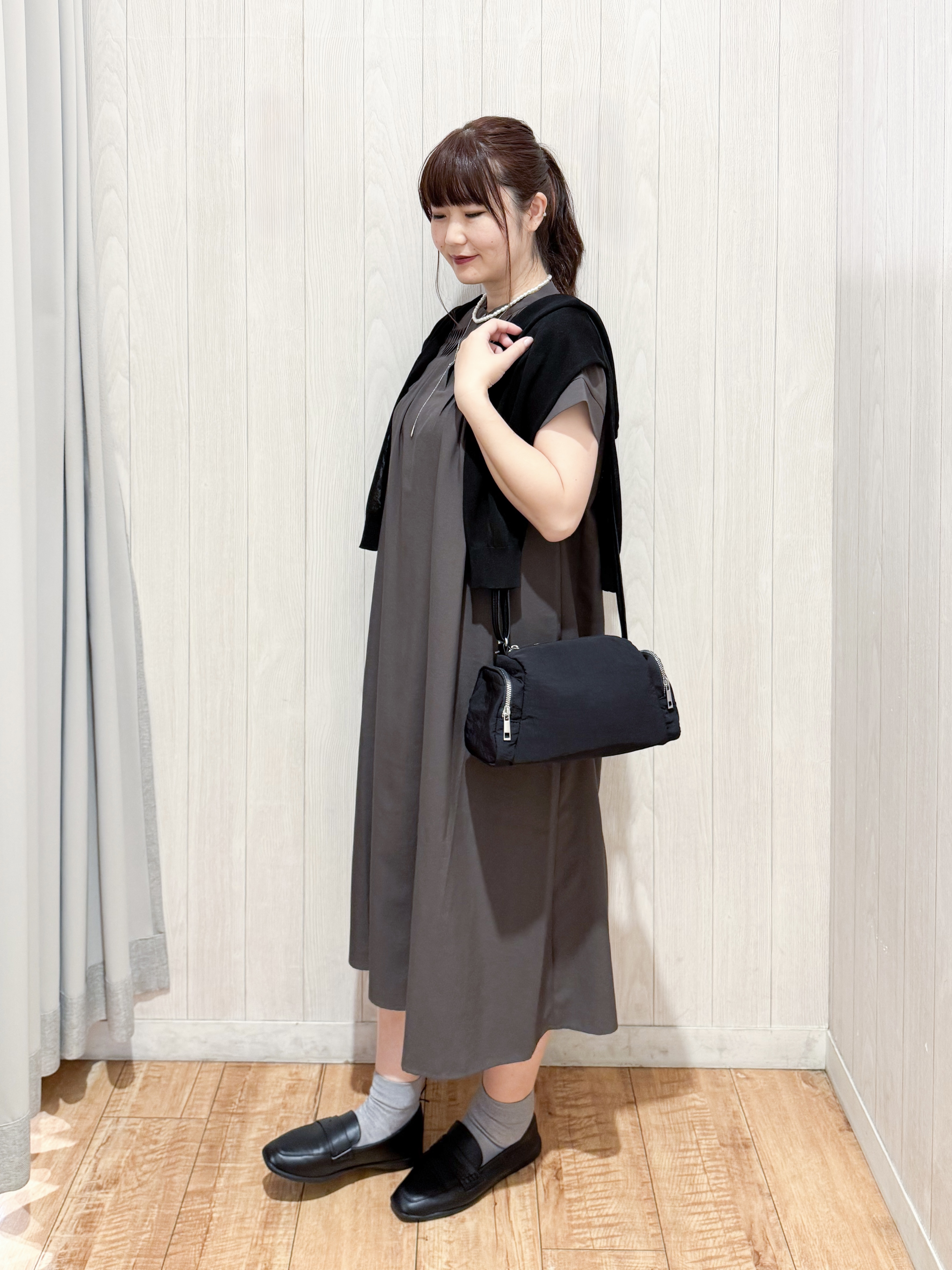 愛さんの「SHOO･LA･RUE｜【洗濯機可/S-LL】配色シフォン襟でサマ見え 上品シアーカーディガン」を使ったコーディネート