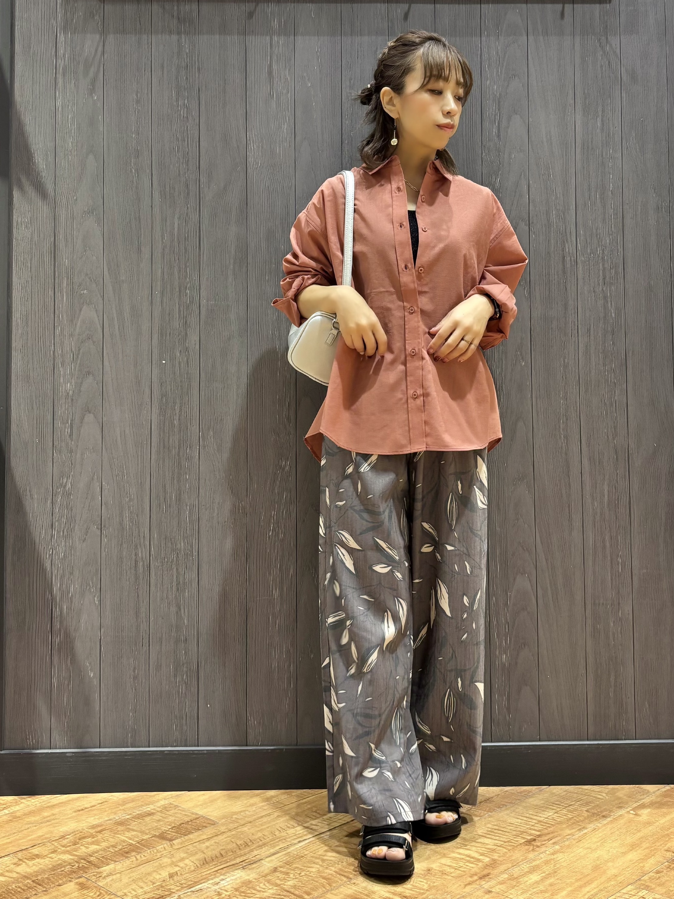 meiさんの「SHOO･LA･RUE｜【通気性〇/S-LL/洗濯機可】大人のきちんとベーシックシャツ」を使ったコーディネート