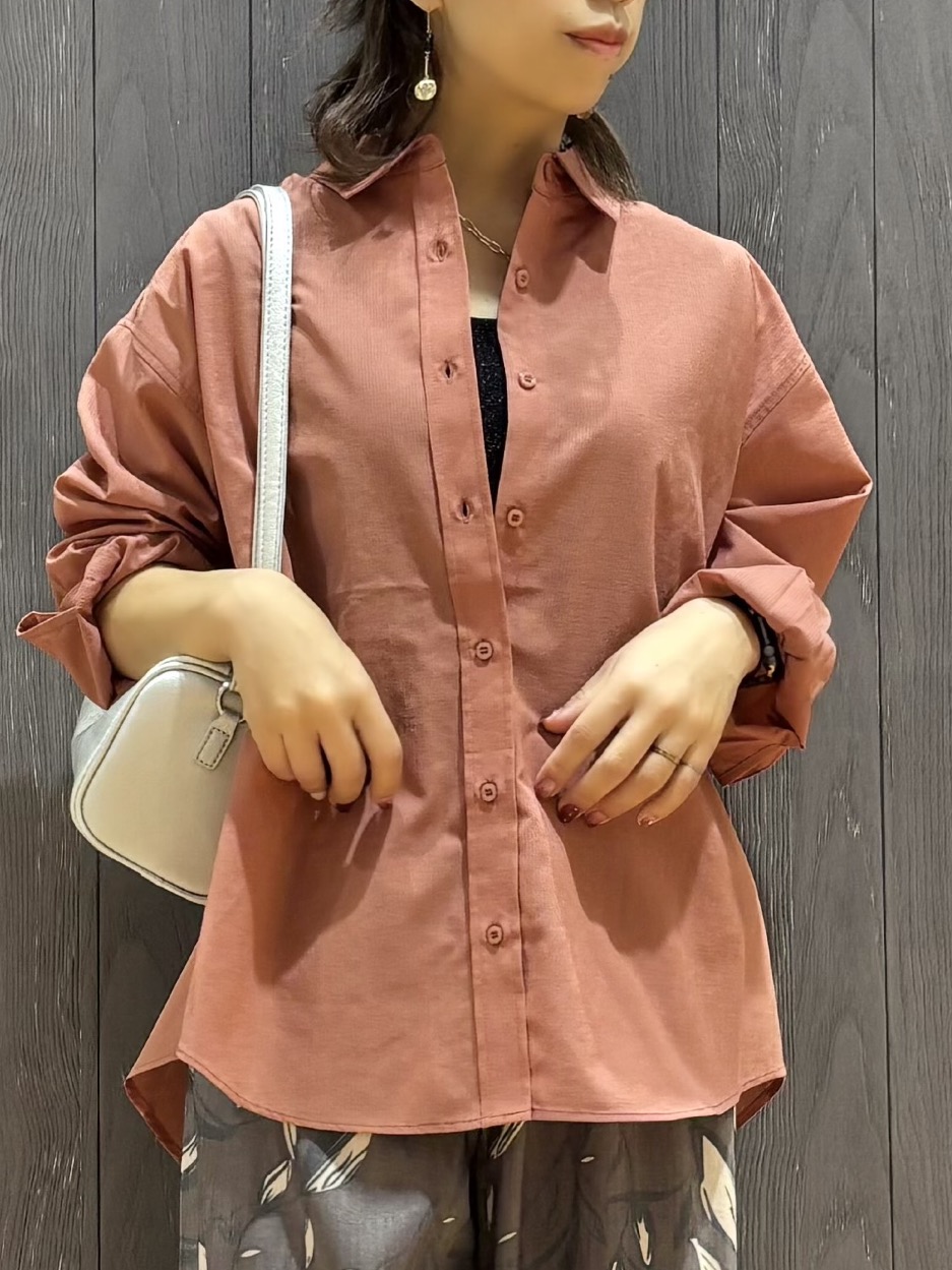 meiさんの「SHOO･LA･RUE｜【通気性〇/S-LL/洗濯機可】大人のきちんとベーシックシャツ」を使ったコーディネート