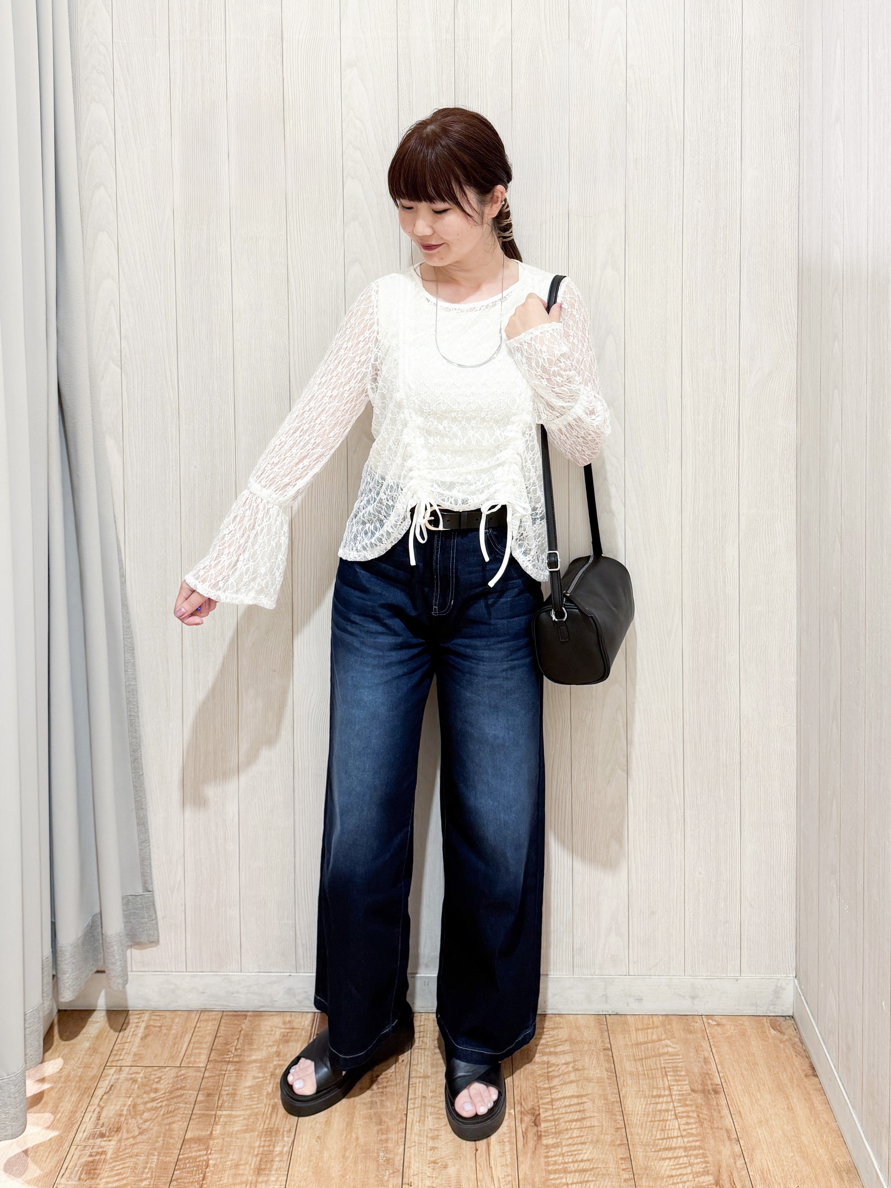 愛さんの「SHOO･LA･RUE｜レースで華やかに映える 旬な透け感の レースシャーリングトップス」を使ったコーディネート