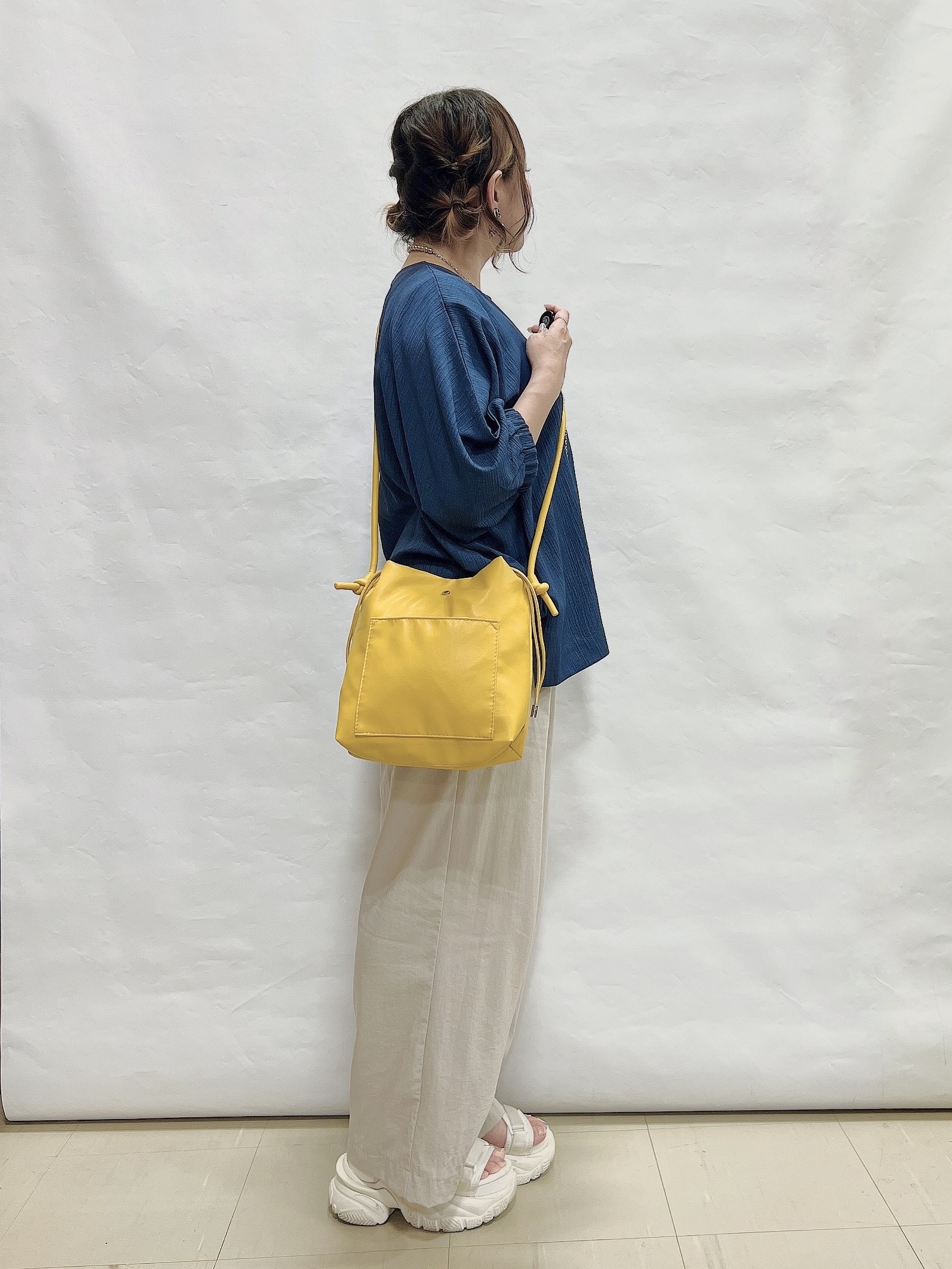 YUIさんの「SHOO･LA･RUE｜【インせず着られる/洗濯後しわになりにくい】しぼしぼドルマンブラウス」を使ったコーディネート