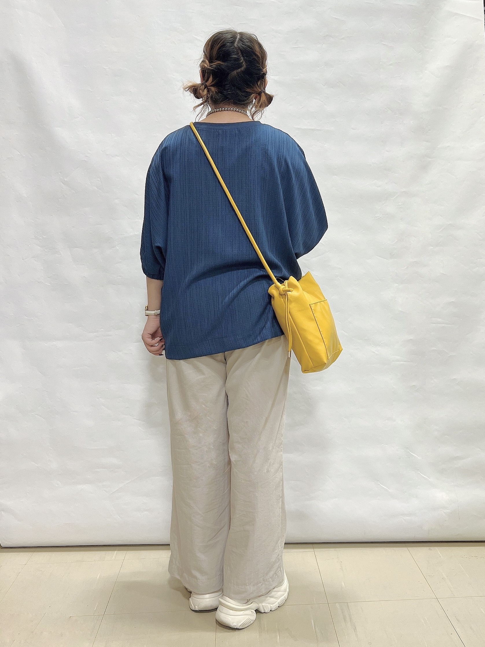 YUIさんの「SHOO･LA･RUE｜【インせず着られる/洗濯後しわになりにくい】しぼしぼドルマンブラウス」を使ったコーディネート