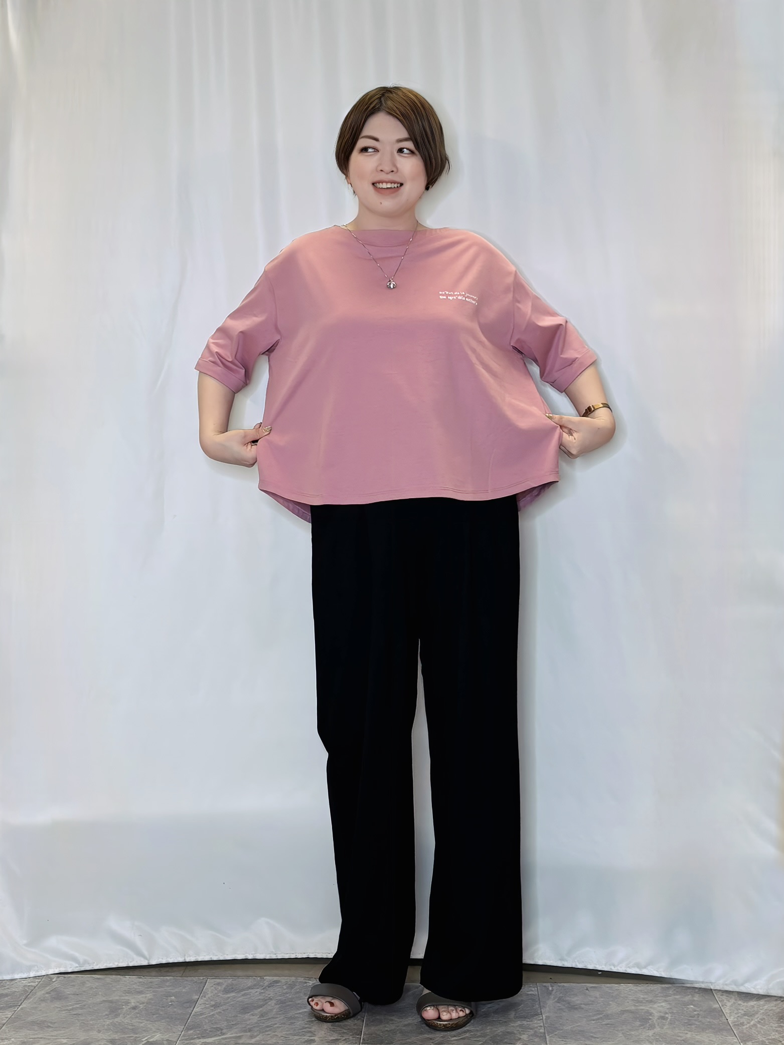 たみさんの「SHOO･LA･RUE｜【ひんやり/体型カバー】首元すっきり ゆるバックギャザーTシャツ」を使ったコーディネート
