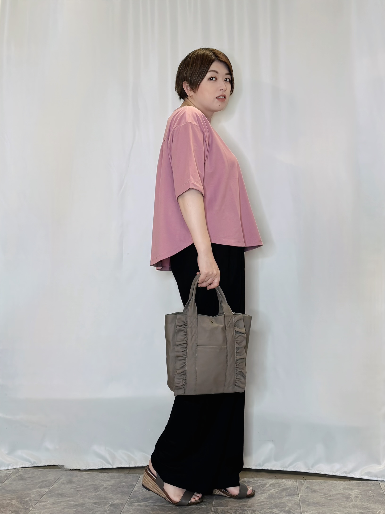 たみさんの「SHOO･LA･RUE｜【ひんやり/体型カバー】首元すっきり ゆるバックギャザーTシャツ」を使ったコーディネート