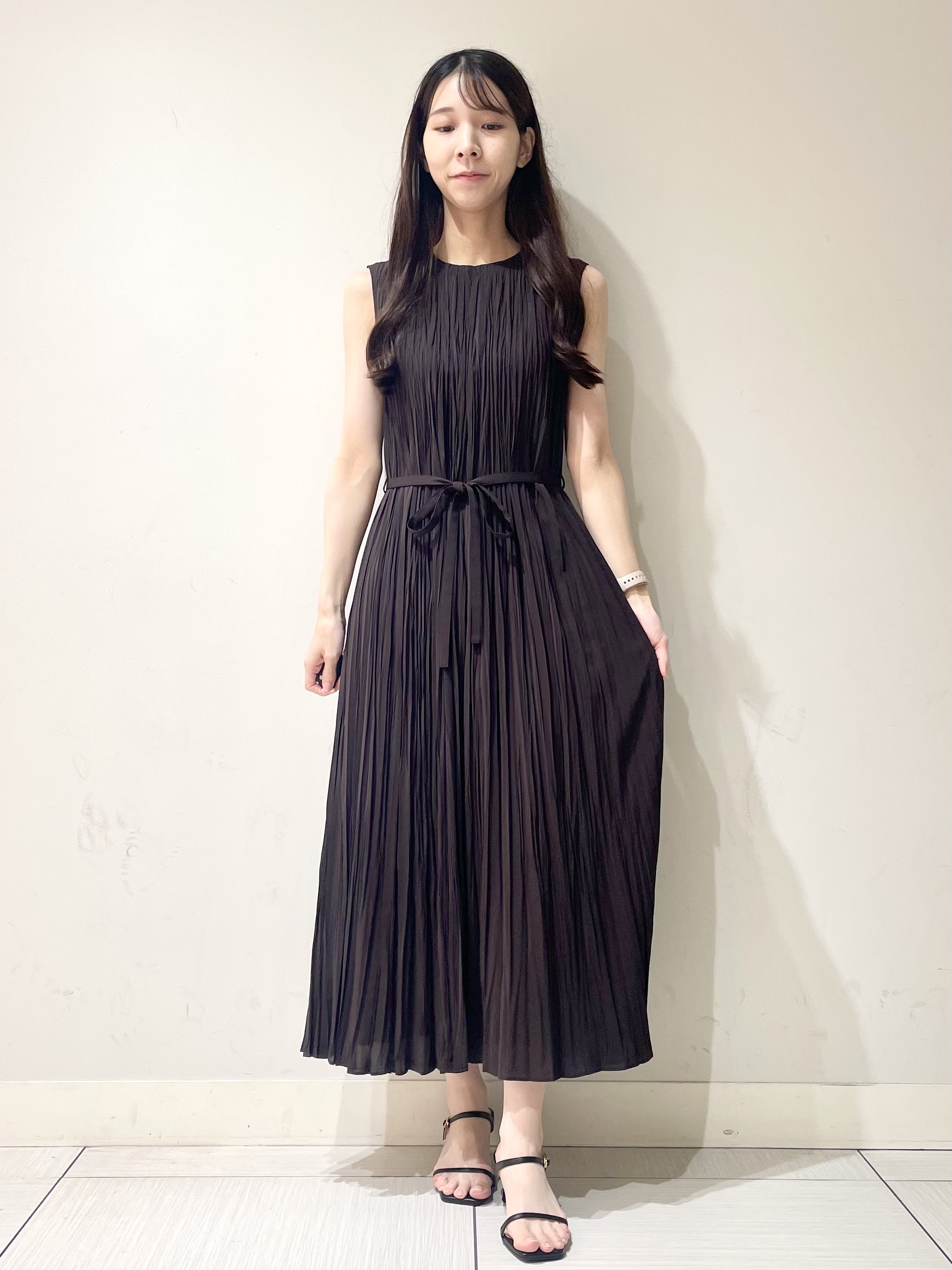 ことさんの「DRESSTERIOR｜【ウォッシャブル/2WAYシルエット】ノースリーブプリーツワンピース」を使ったコーディネート