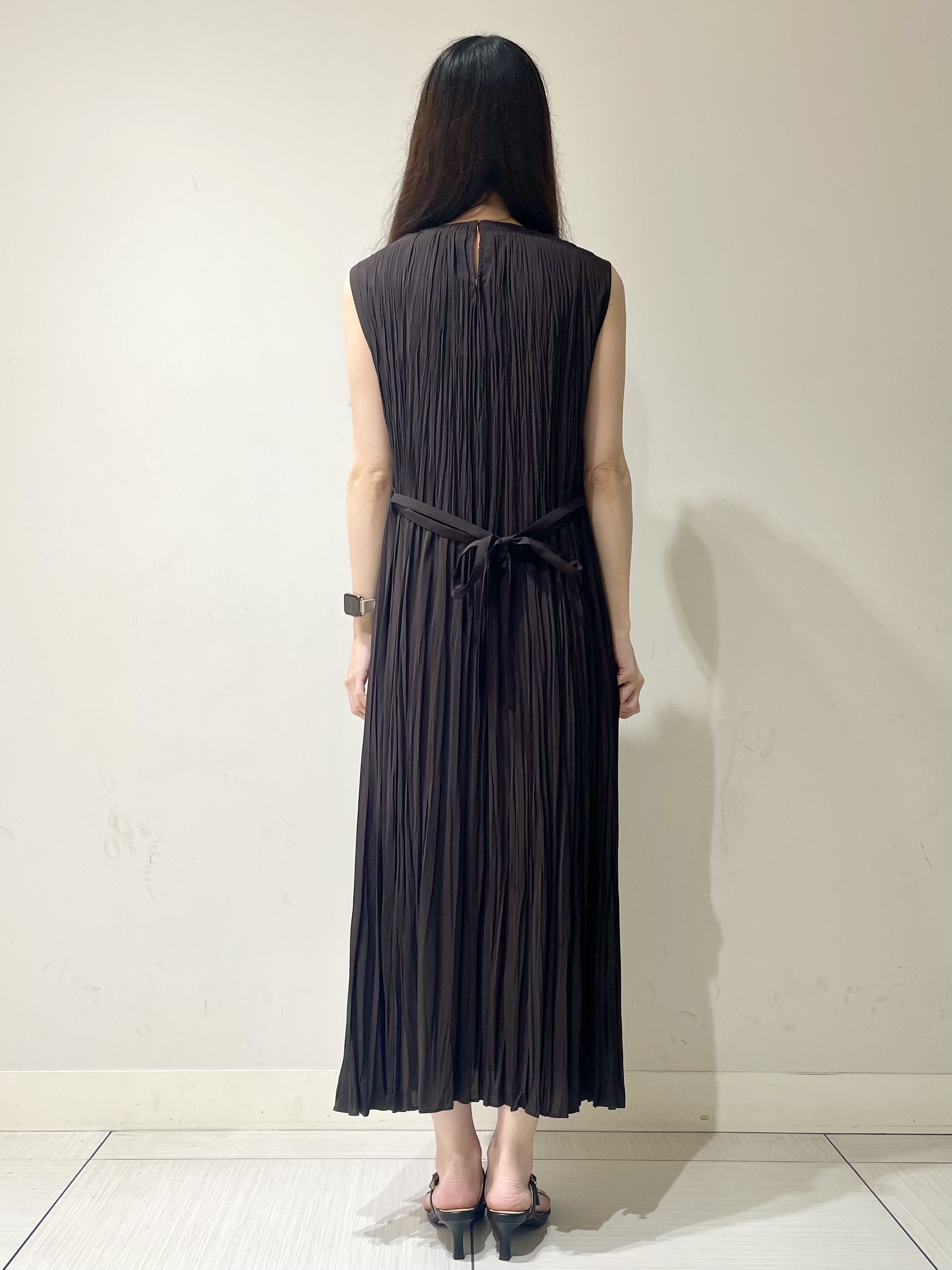 ことさんの「DRESSTERIOR｜【ウォッシャブル/2WAYシルエット】ノースリーブプリーツワンピース」を使ったコーディネート