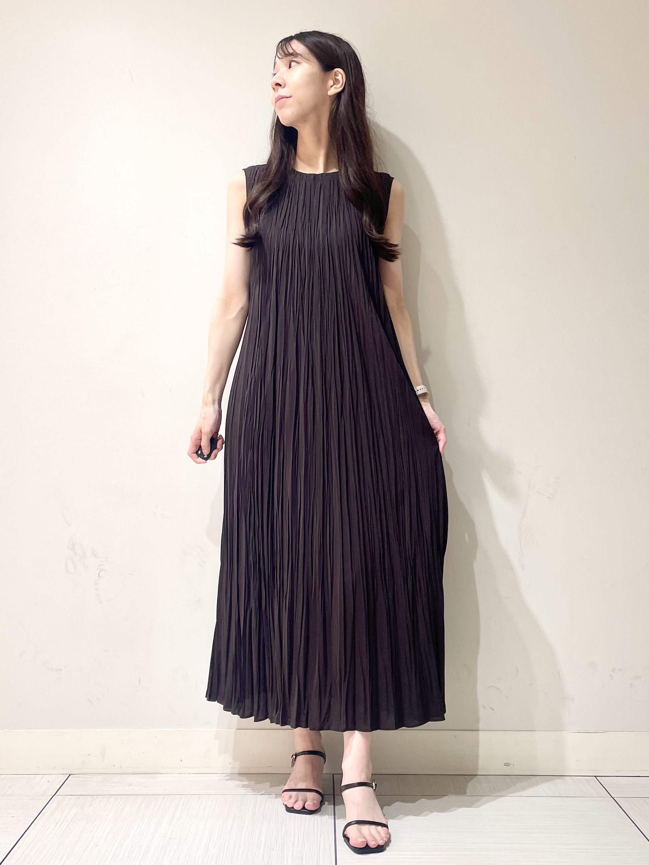 ことさんの「DRESSTERIOR｜【ウォッシャブル/2WAYシルエット】ノースリーブプリーツワンピース」を使ったコーディネート