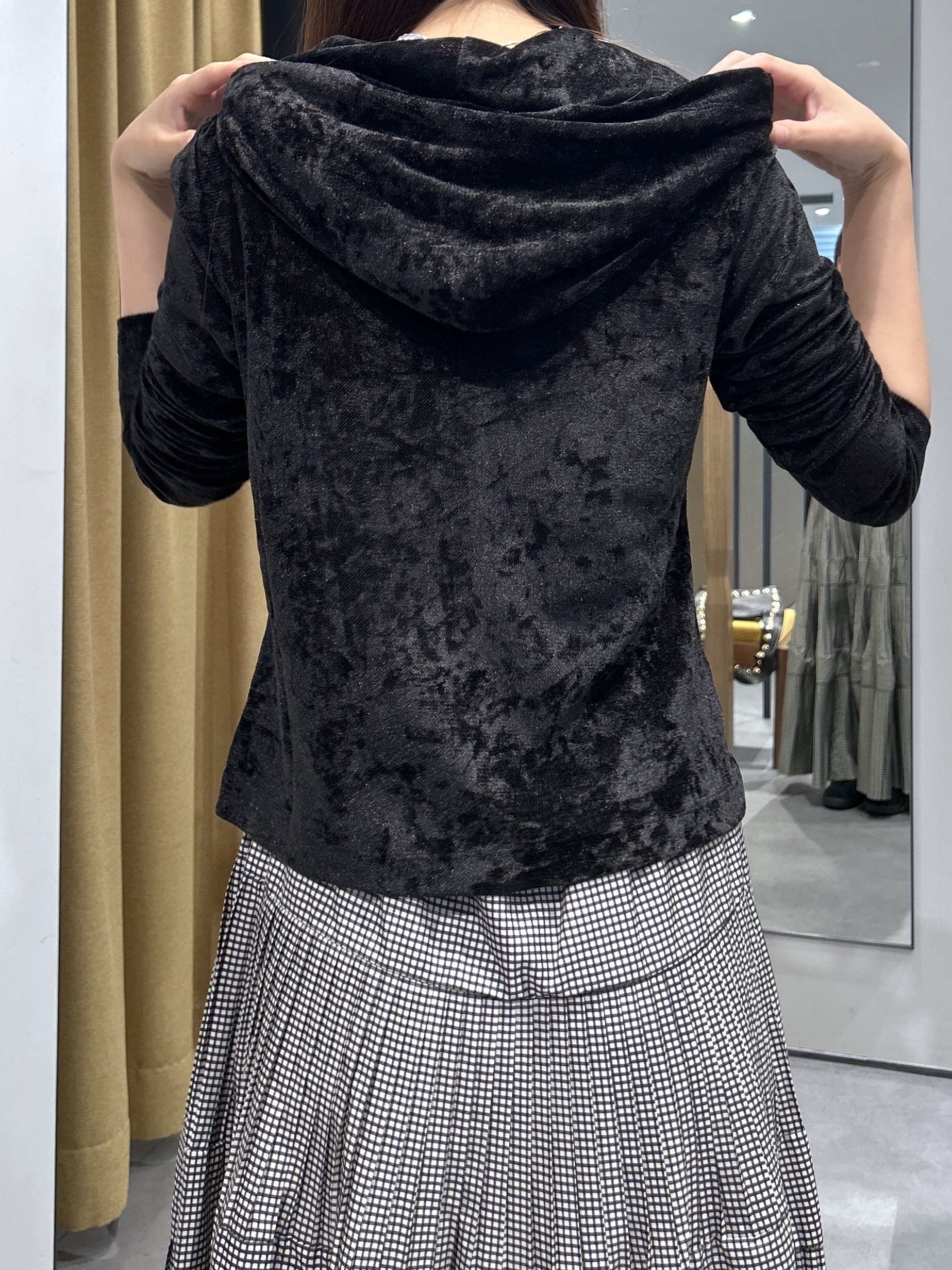 Renoさんの「INDIVI｜ベロアライクジップフーディ」を使ったコーディネート