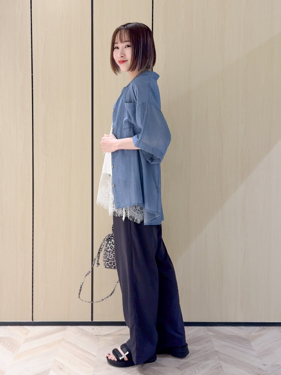 𝐜𝐡𝐢𝐤𝐚さんの「SHOO･LA･RUE｜【S-LL/洗濯機可/綿100%】やわらかシアーデニム 5分袖ポケットシャツ」を使ったコーディネート