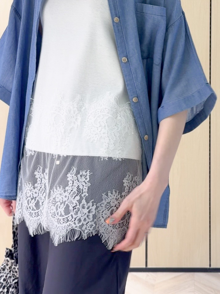 𝐜𝐡𝐢𝐤𝐚さんの「SHOO･LA･RUE｜【S-LL/洗濯機可/綿100%】やわらかシアーデニム 5分袖ポケットシャツ」を使ったコーディネート