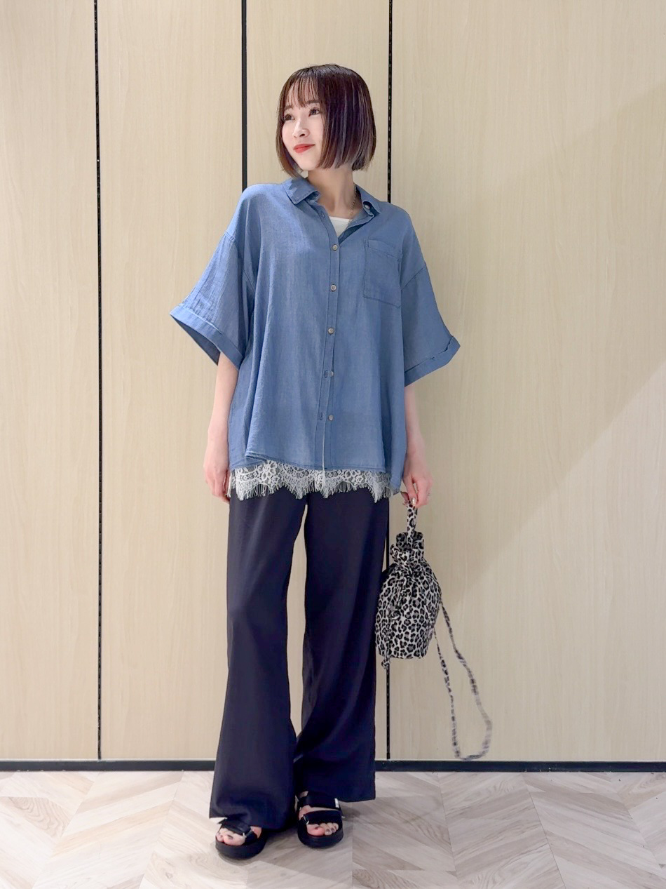 𝐜𝐡𝐢𝐤𝐚さんの「SHOO･LA･RUE｜【S-LL/洗濯機可/綿100%】やわらかシアーデニム 5分袖ポケットシャツ」を使ったコーディネート