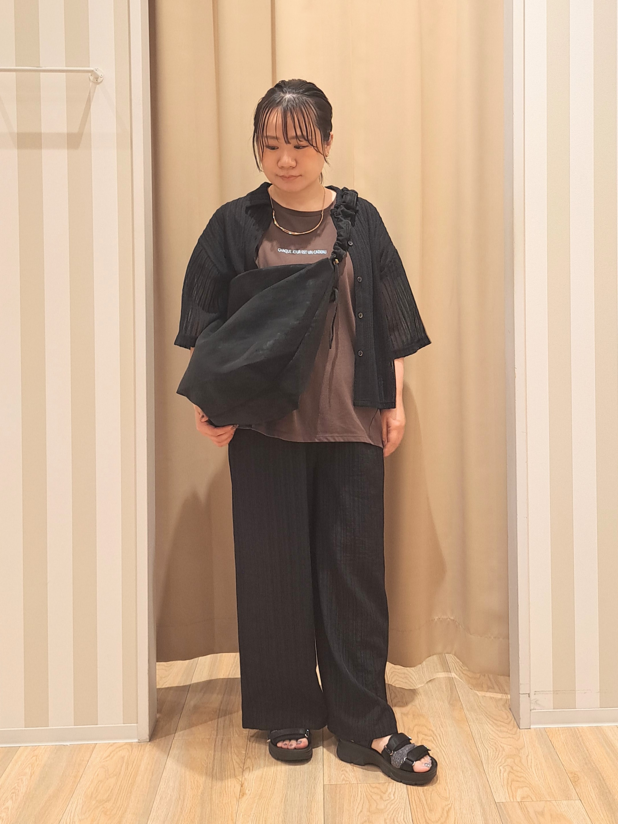 sho*さんの「SHOO･LA･RUE｜【洗濯機可/S-LL】軽やかで涼しげな 透かしレース風前開きシャツ」を使ったコーディネート