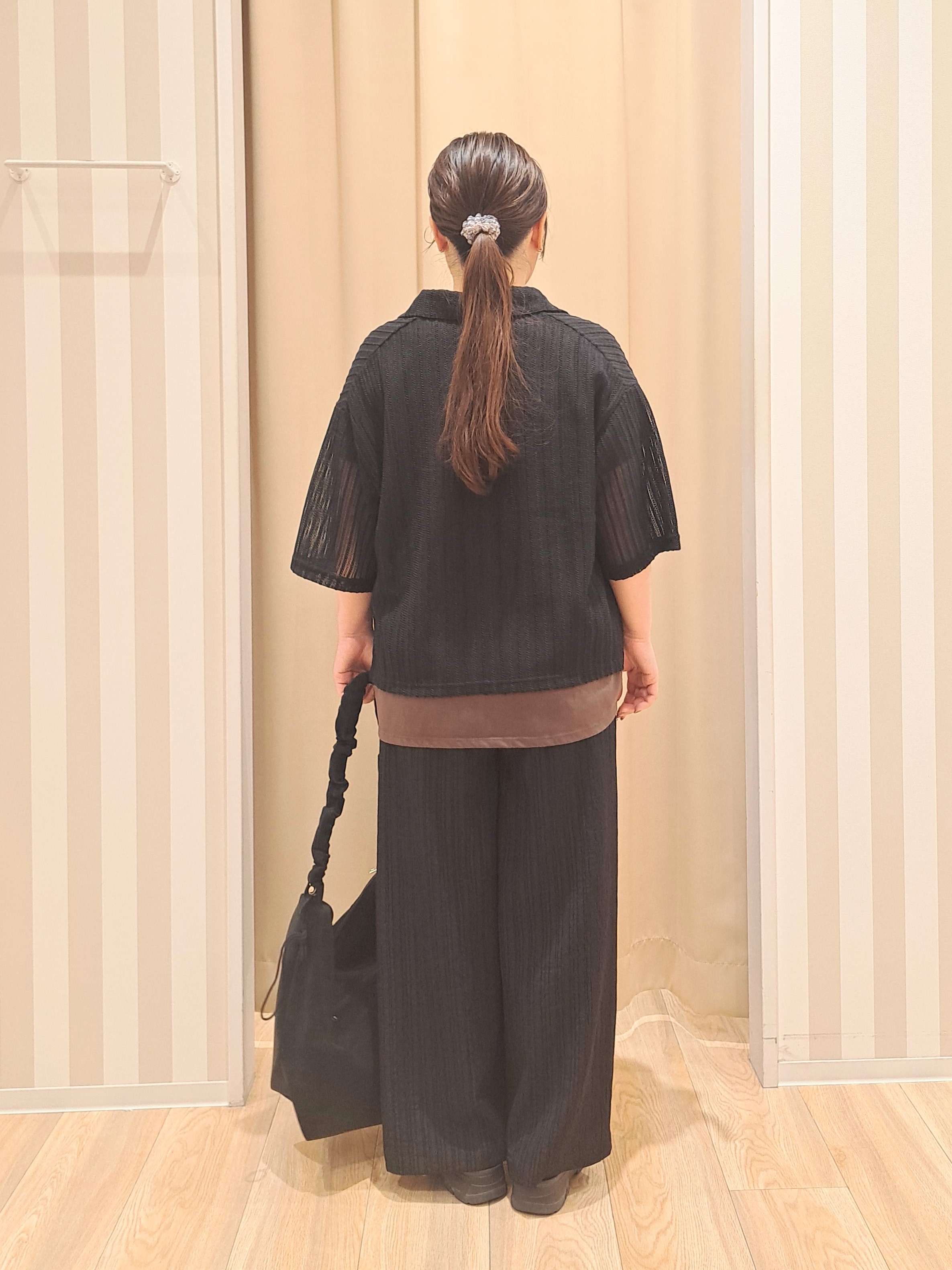 sho*さんの「SHOO･LA･RUE｜【洗濯機可/S-LL】軽やかで涼しげな 透かしレース風前開きシャツ」を使ったコーディネート
