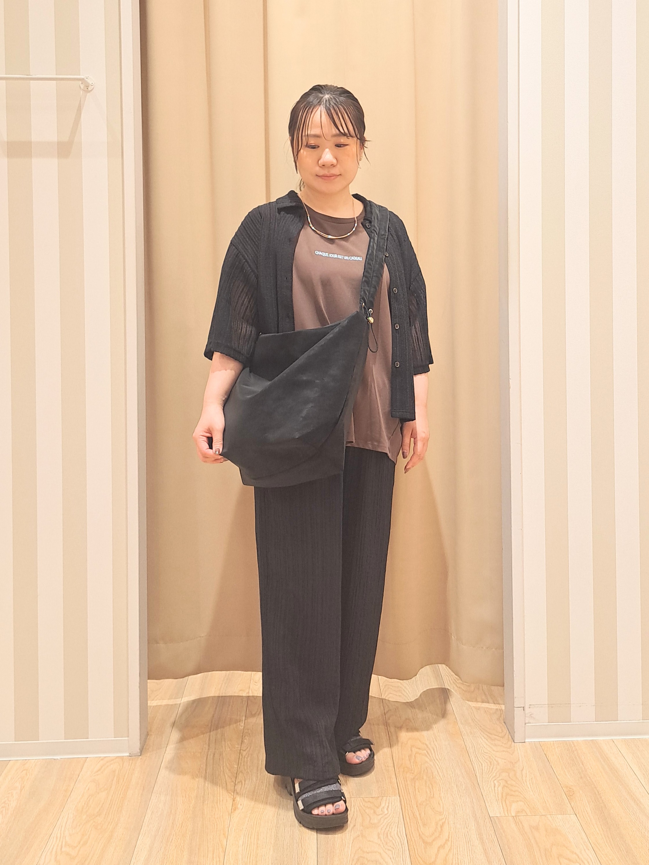 sho*さんの「SHOO･LA･RUE｜【洗濯機可/S-LL】軽やかで涼しげな 透かしレース風前開きシャツ」を使ったコーディネート