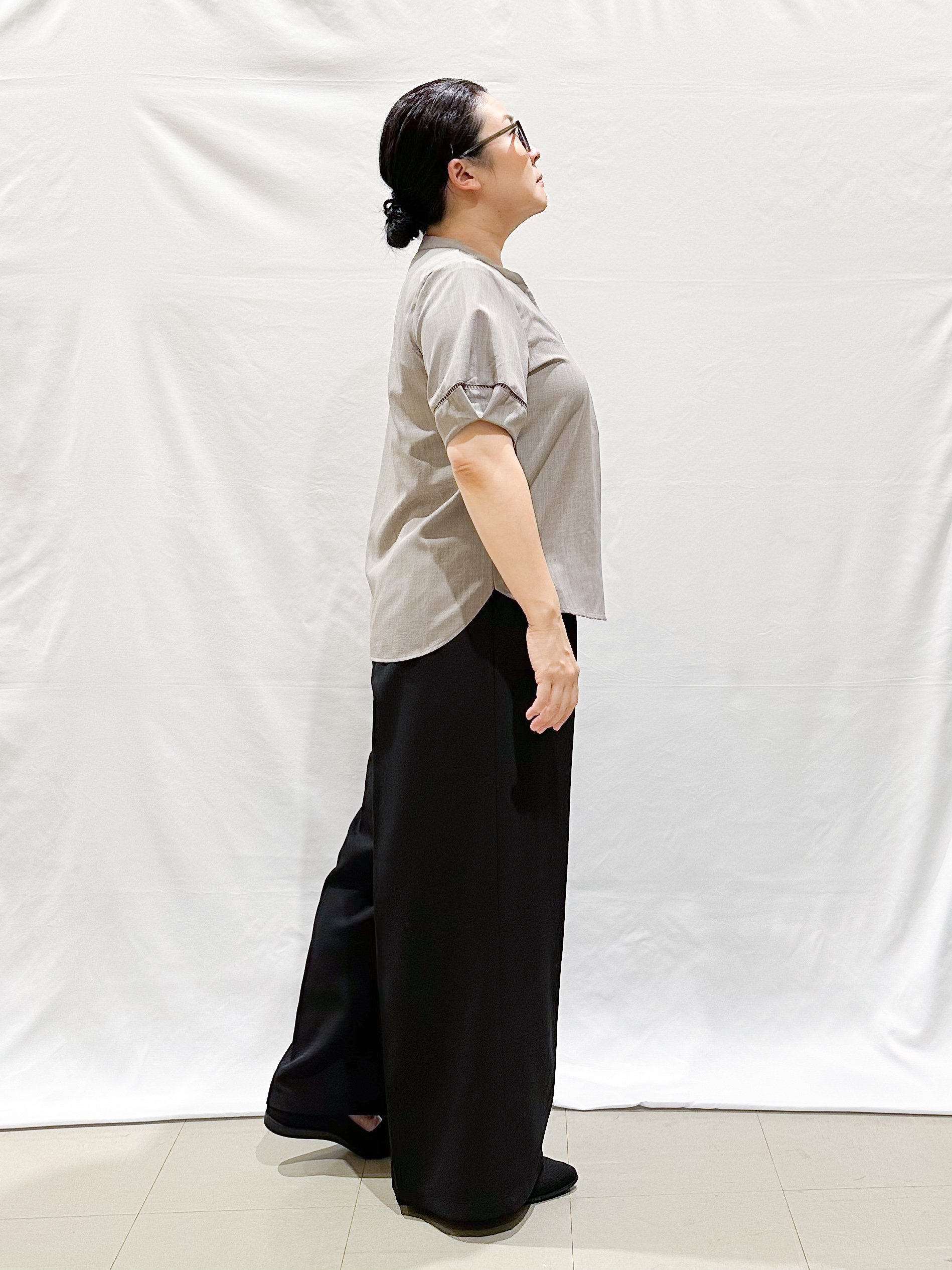 umeさんの「SHOO･LA･RUE｜【洗濯後しわになりにくい/インせずきまる】お袖のハシゴレースで涼やかに 麻調スキッパーブラウス」を使ったコーディネート