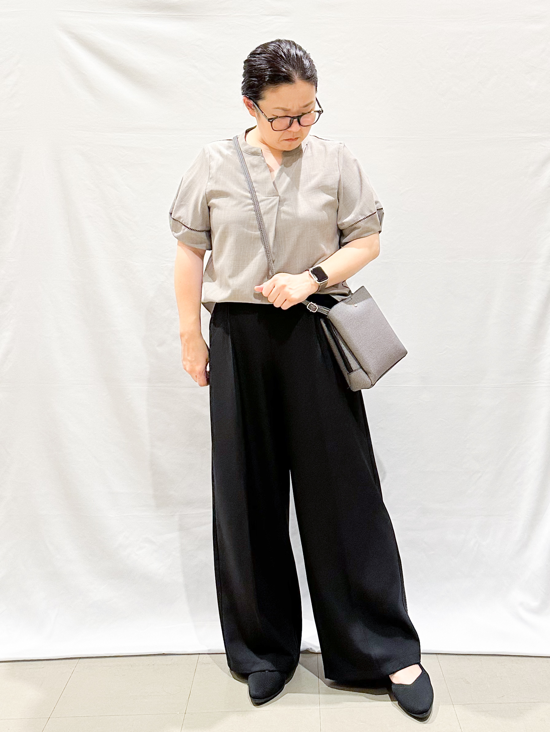 umeさんの「SHOO･LA･RUE｜【洗濯後しわになりにくい/インせずきまる】お袖のハシゴレースで涼やかに 麻調スキッパーブラウス」を使ったコーディネート