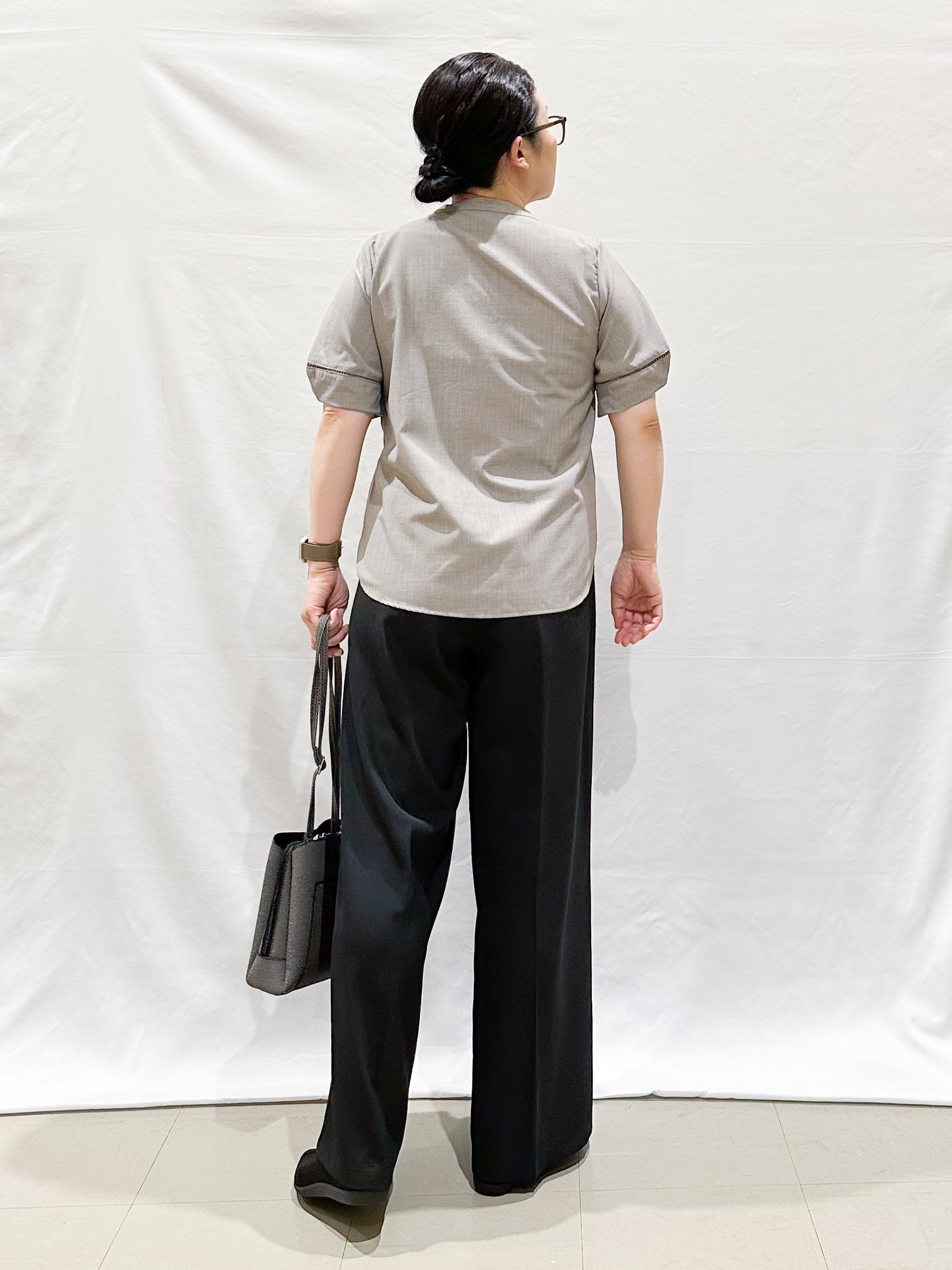 umeさんの「SHOO･LA･RUE｜【洗濯後しわになりにくい/インせずきまる】お袖のハシゴレースで涼やかに 麻調スキッパーブラウス」を使ったコーディネート