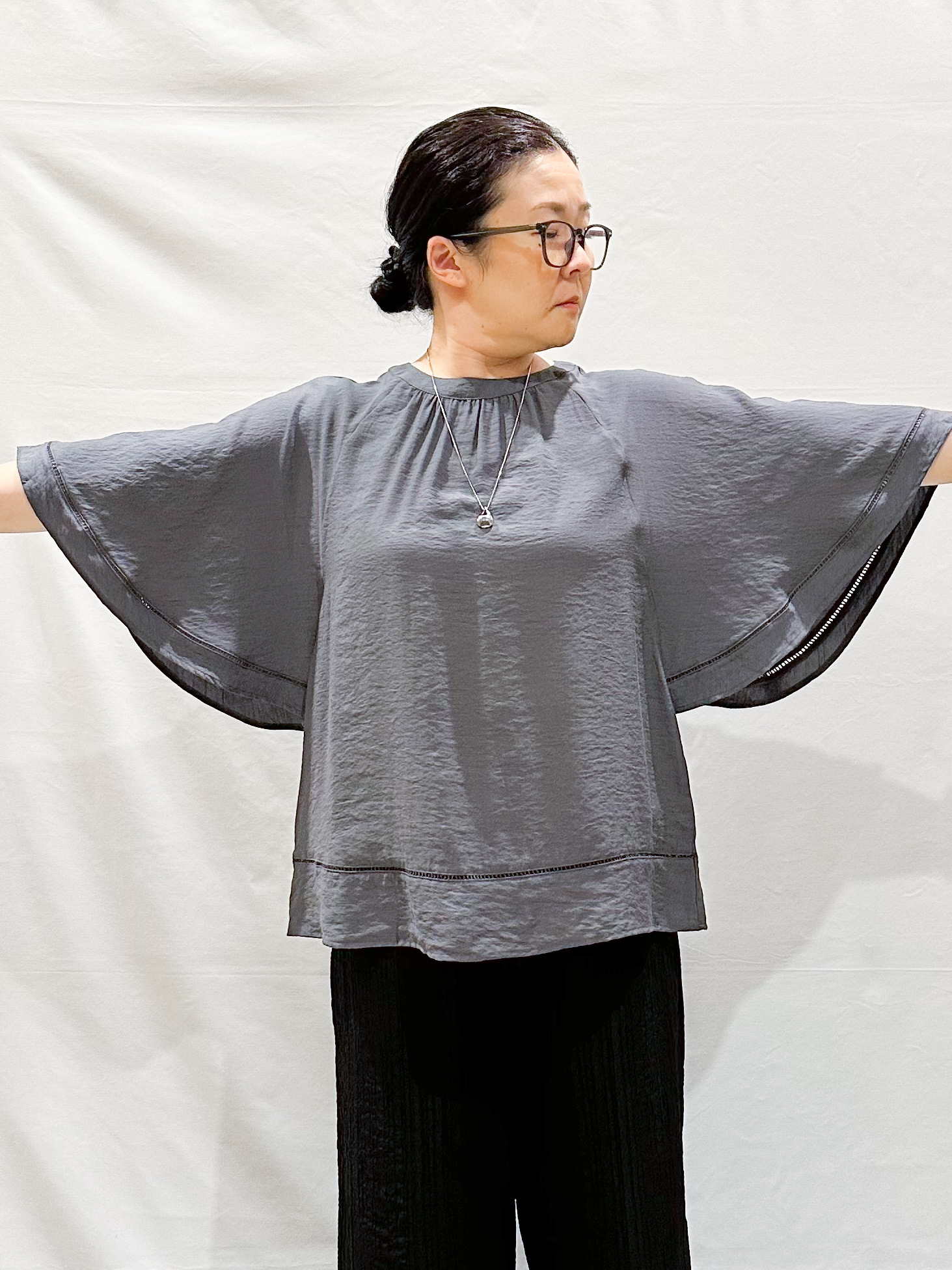 umeさんの「SHOO･LA･RUE｜【ひんやり/S-LL/体型カバー】はしごレースが涼し気な スラブポンチョ風ブラウス」を使ったコーディネート