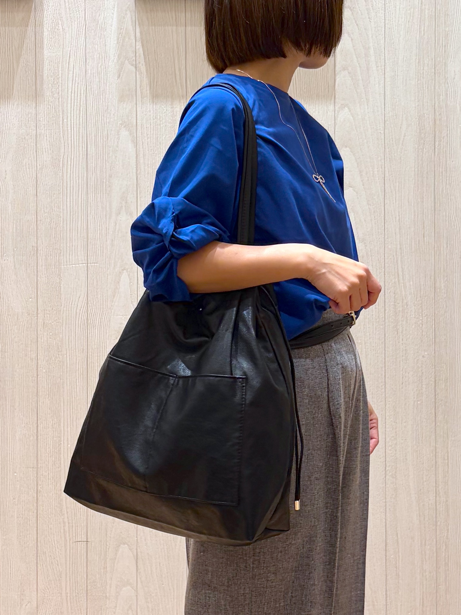 shirayuuuさんの「SHOO･LA･RUE｜Tシャツ以上ブラウス未満 ツイストスリーブの上品トップス」を使ったコーディネート