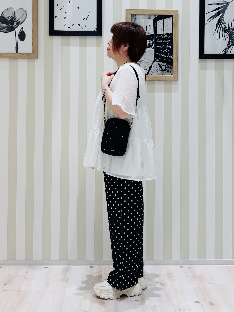 ma_miさんの「SHOO･LA･RUE｜【洗濯機可/S-LL】インせず着られる シアー素材が上品なティアードブラウス」を使ったコーディネート