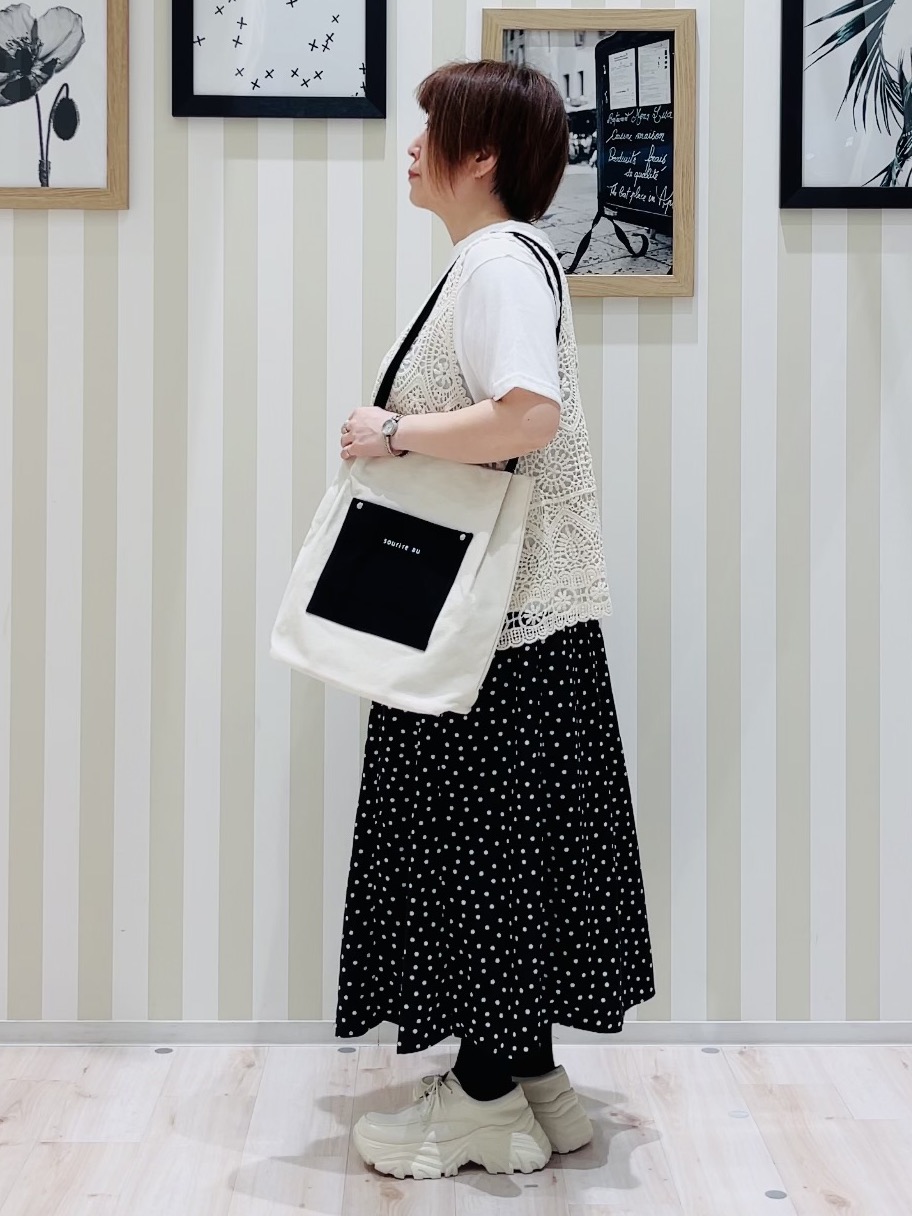 ma_miさんの「SHOO･LA･RUE｜【2点セット/体型カバー】クロシェ編みベスト+ロゴT」を使ったコーディネート