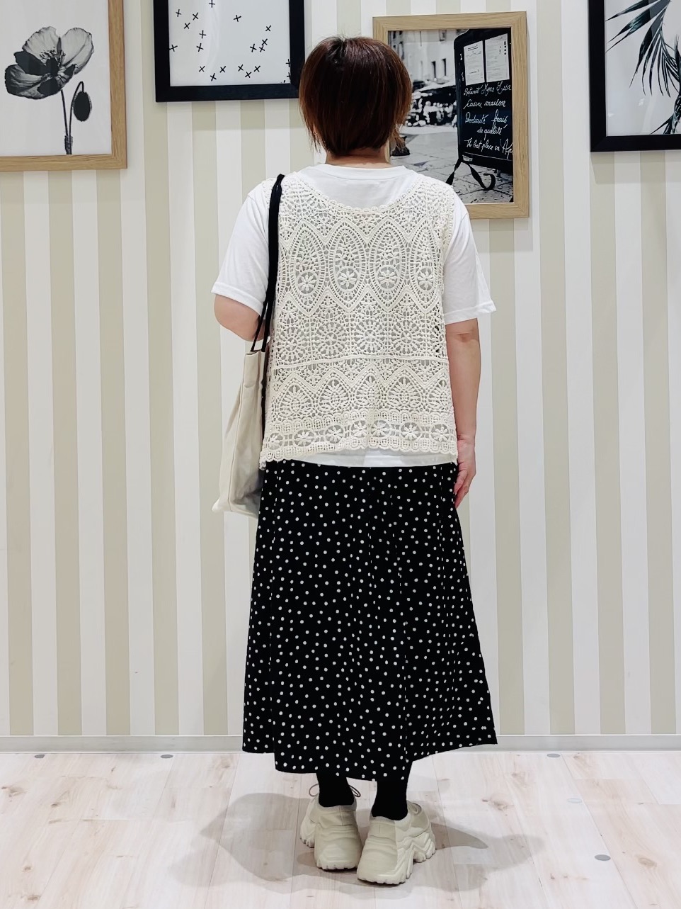 ma_miさんの「SHOO･LA･RUE｜【2点セット/体型カバー】クロシェ編みベスト+ロゴT」を使ったコーディネート