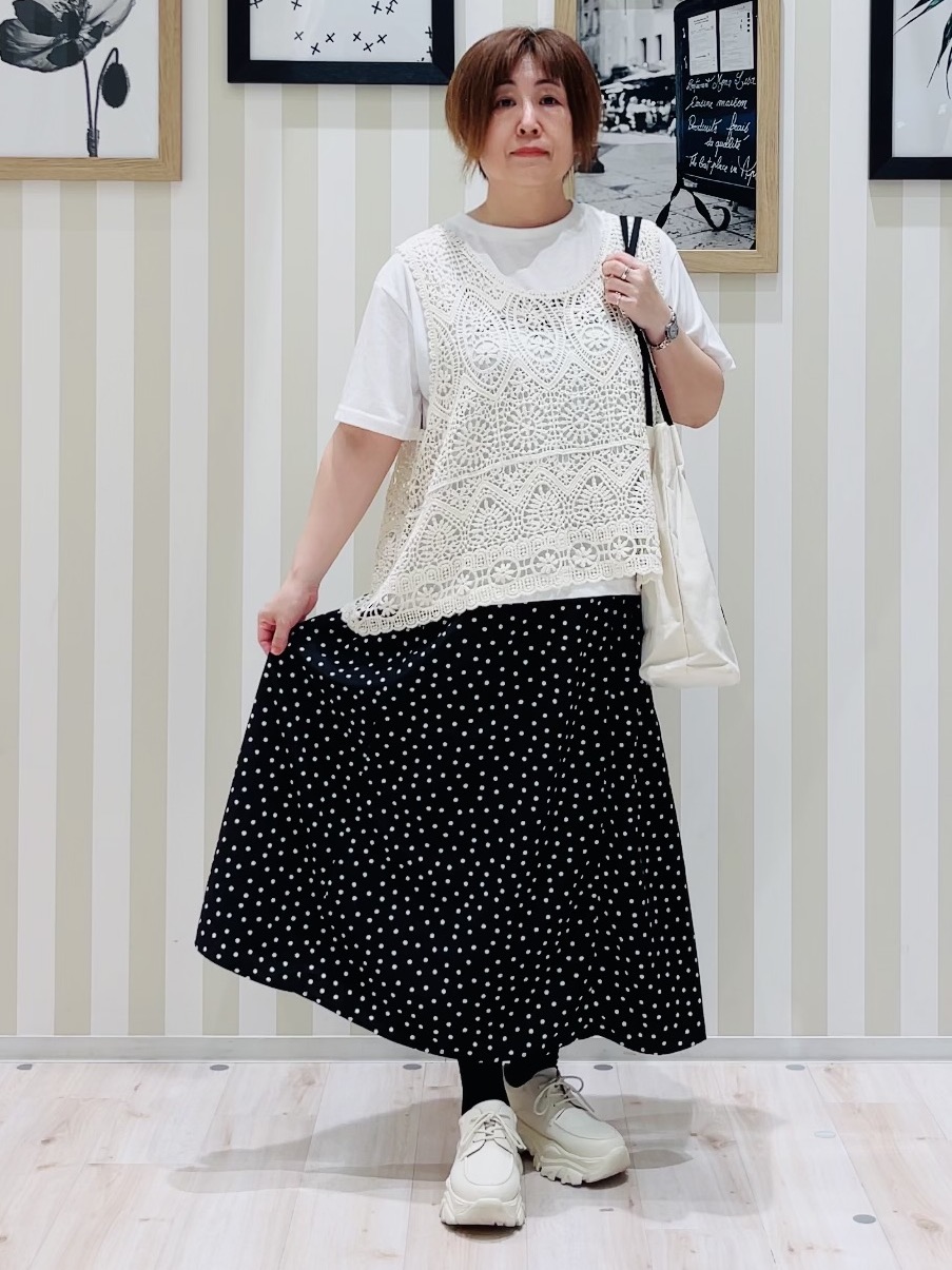 ma_miさんの「SHOO･LA･RUE｜【2点セット/体型カバー】クロシェ編みベスト+ロゴT」を使ったコーディネート