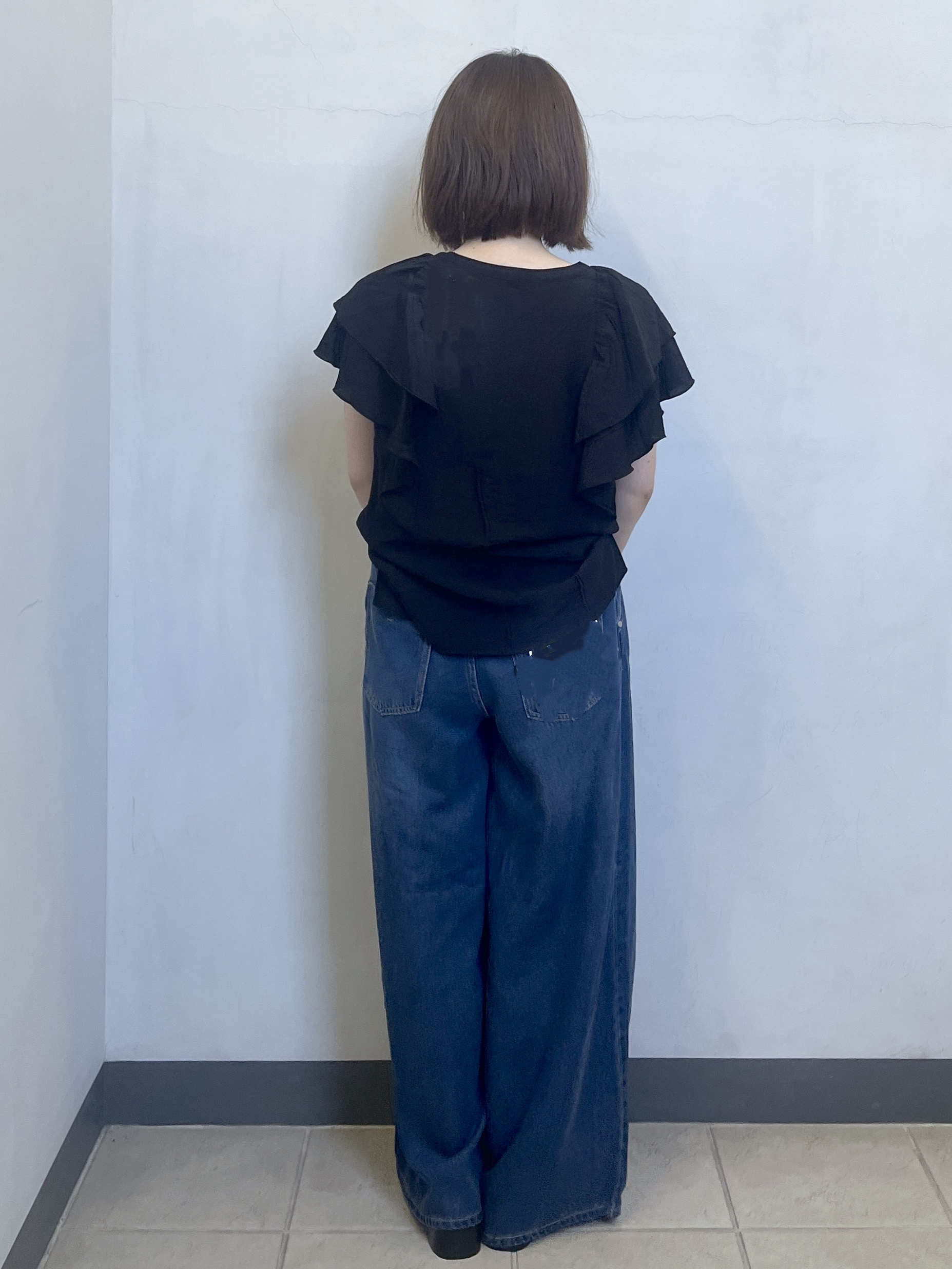 mikiさんの「OPAQUE.CLIP｜フリルVネックブラウス【洗濯機OK】」を使ったコーディネート