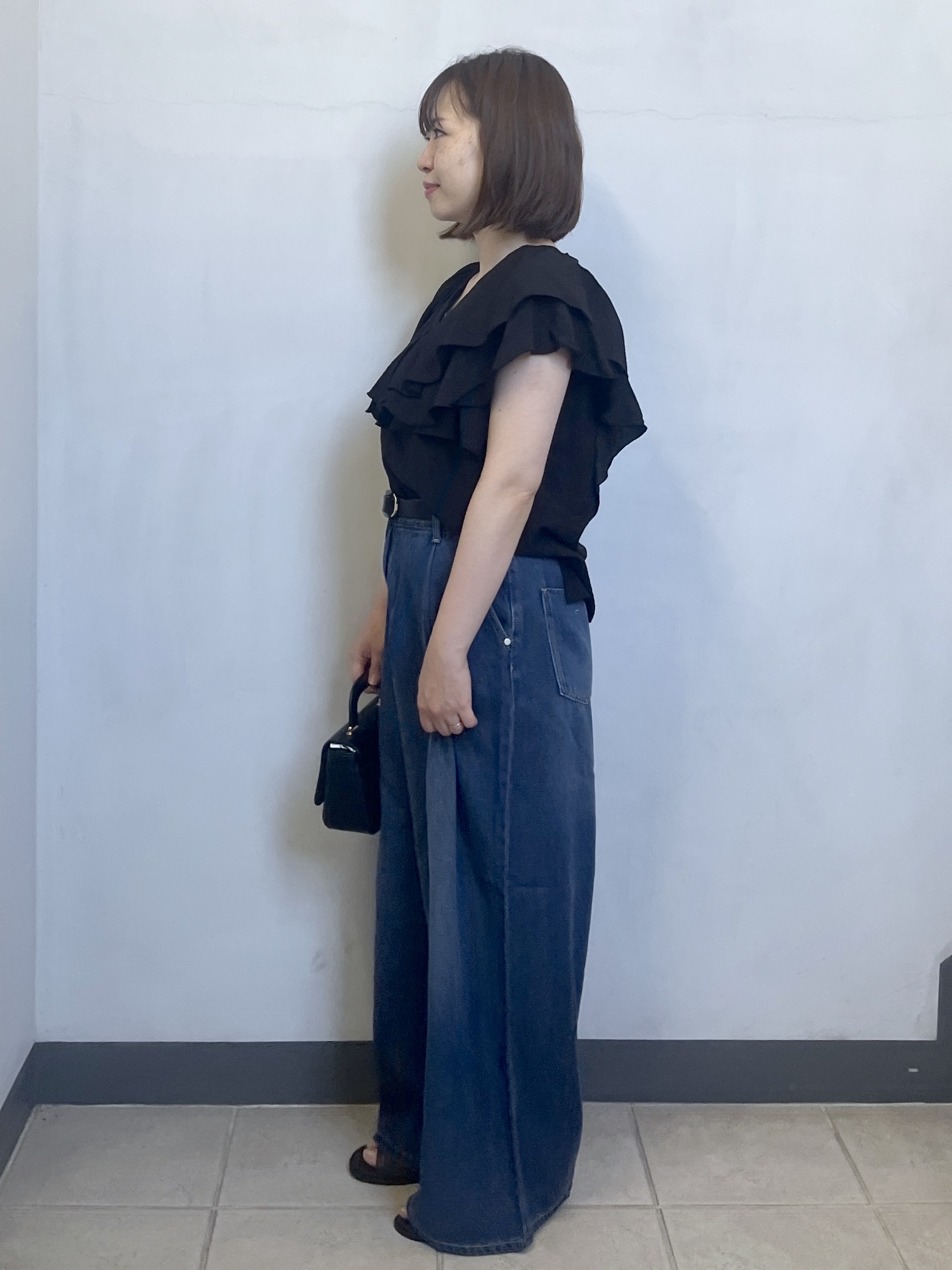 mikiさんの「OPAQUE.CLIP｜フリルVネックブラウス【洗濯機OK】」を使ったコーディネート