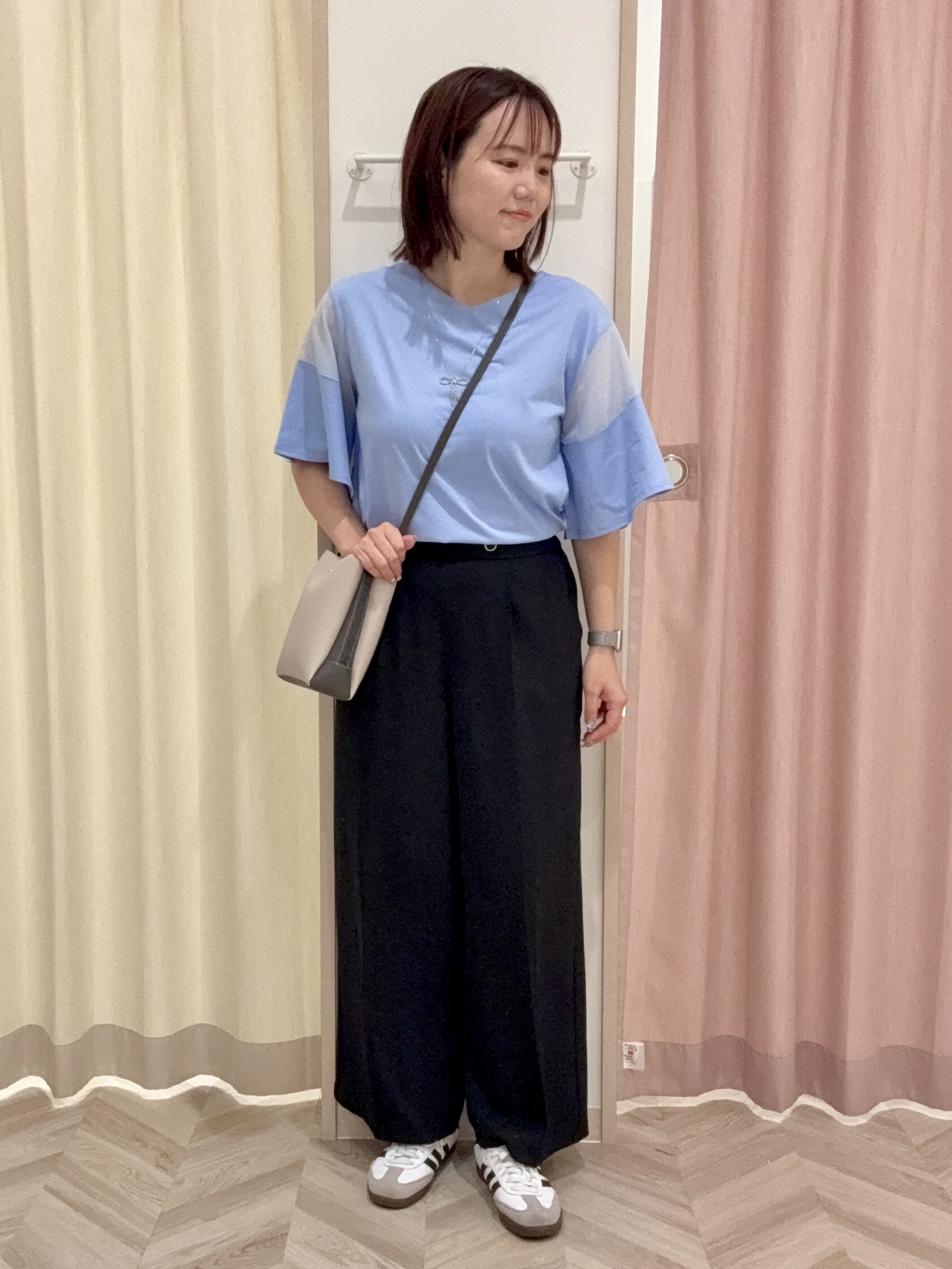 kさんの「SHOO･LA･RUE｜【ひんやり/S-LL/体型カバー】フレアスリーブで二の腕を自然に隠せる 浅VネックTシャツ」を使ったコーディネート