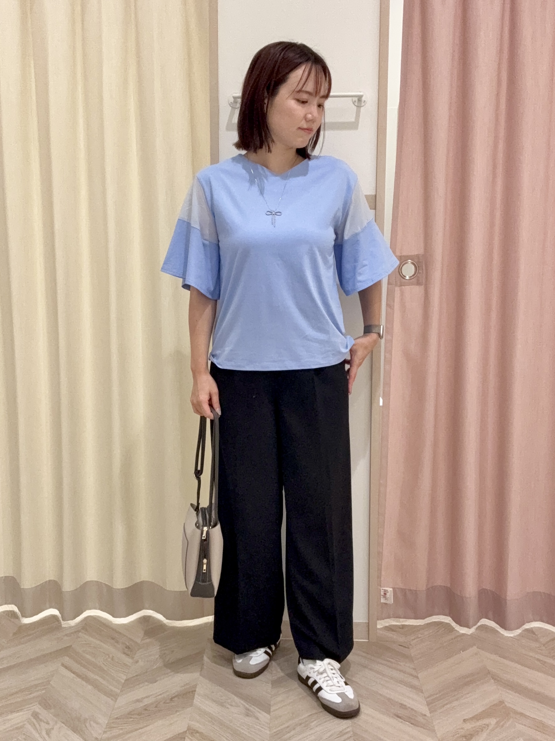 kさんの「SHOO･LA･RUE｜【ひんやり/S-LL/体型カバー】フレアスリーブで二の腕を自然に隠せる 浅VネックTシャツ」を使ったコーディネート