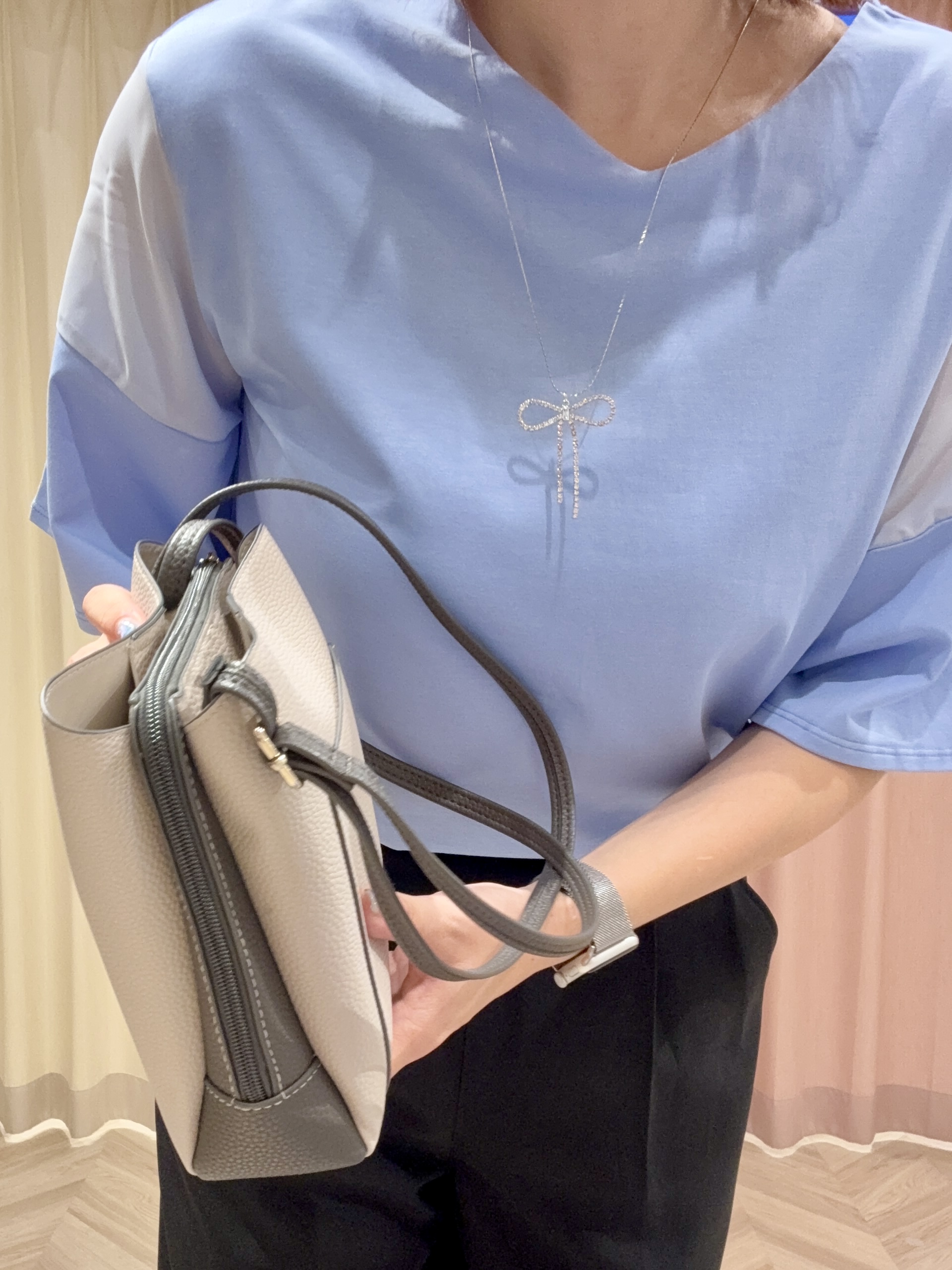 kさんの「SHOO･LA･RUE｜【ひんやり/S-LL/体型カバー】フレアスリーブで二の腕を自然に隠せる 浅VネックTシャツ」を使ったコーディネート