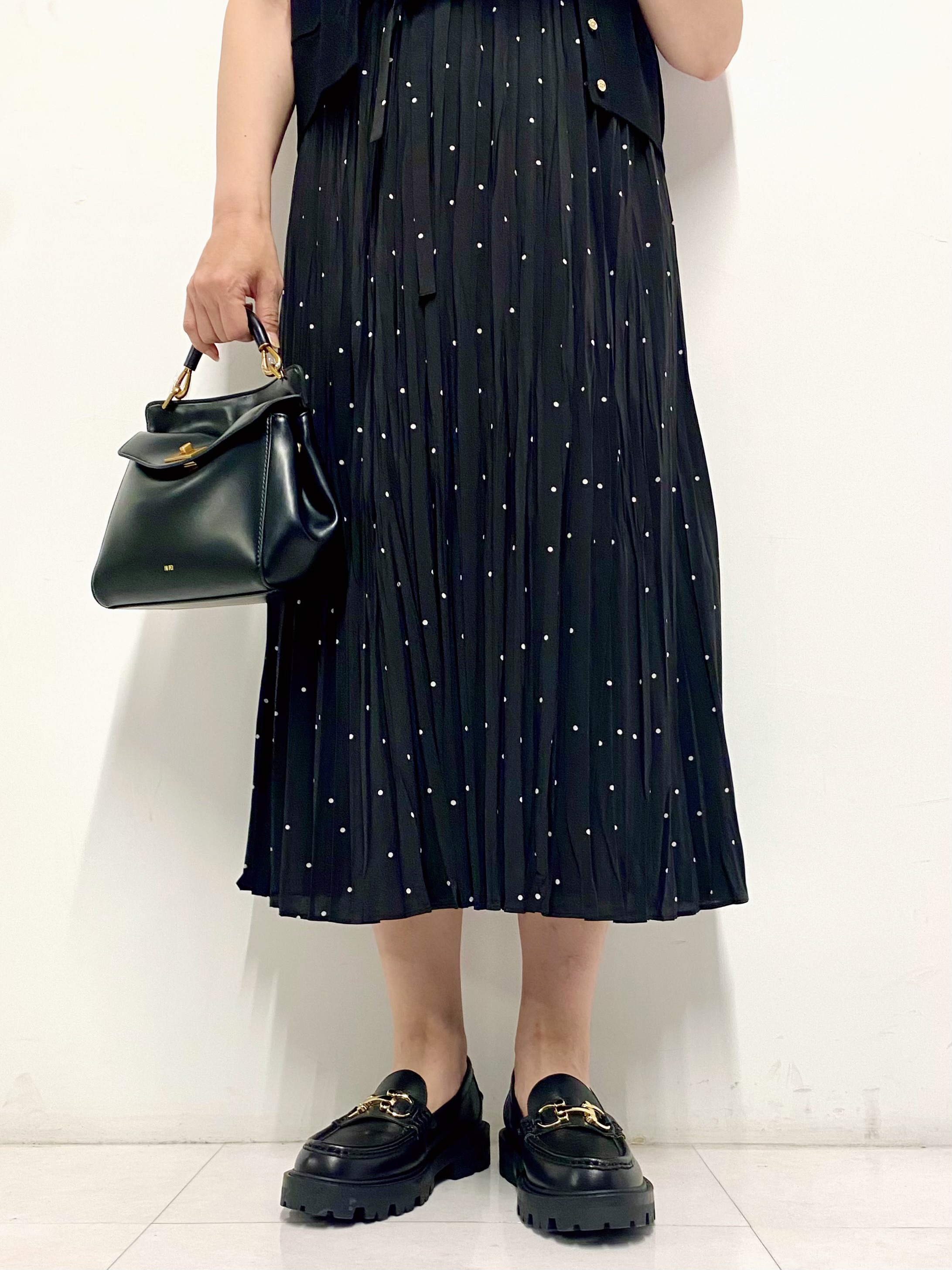 Sawaguchiさんの「DRESSTERIOR｜【ウォッシャブル/2WAYシルエット】ノースリーブプリーツワンピース」を使ったコーディネート