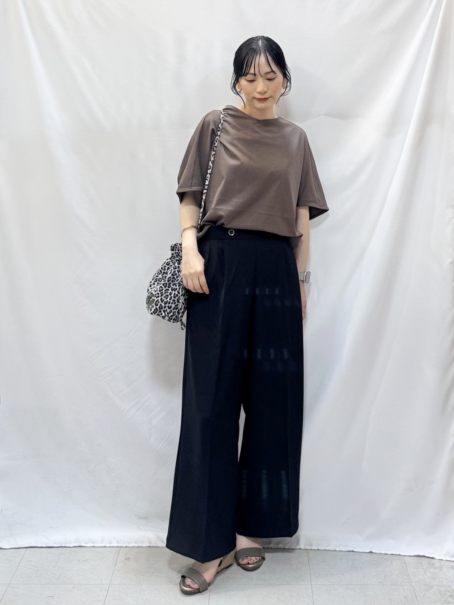 𝐇𝐢𝐫𝐨𝐦𝐢さんの「SHOO･LA･RUE｜【ひんやり/体型カバー】インせず着られる 上品見えのドルマントップス」を使ったコーディネート